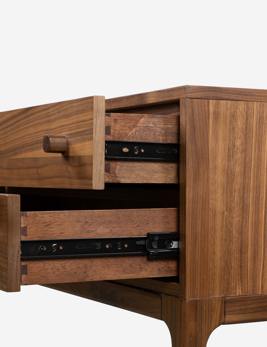 Table de chevet - Inspirée du mobilier de campagne des années 1800—conçu pour être léger, durable et facilement transportable—la table de chevet offre