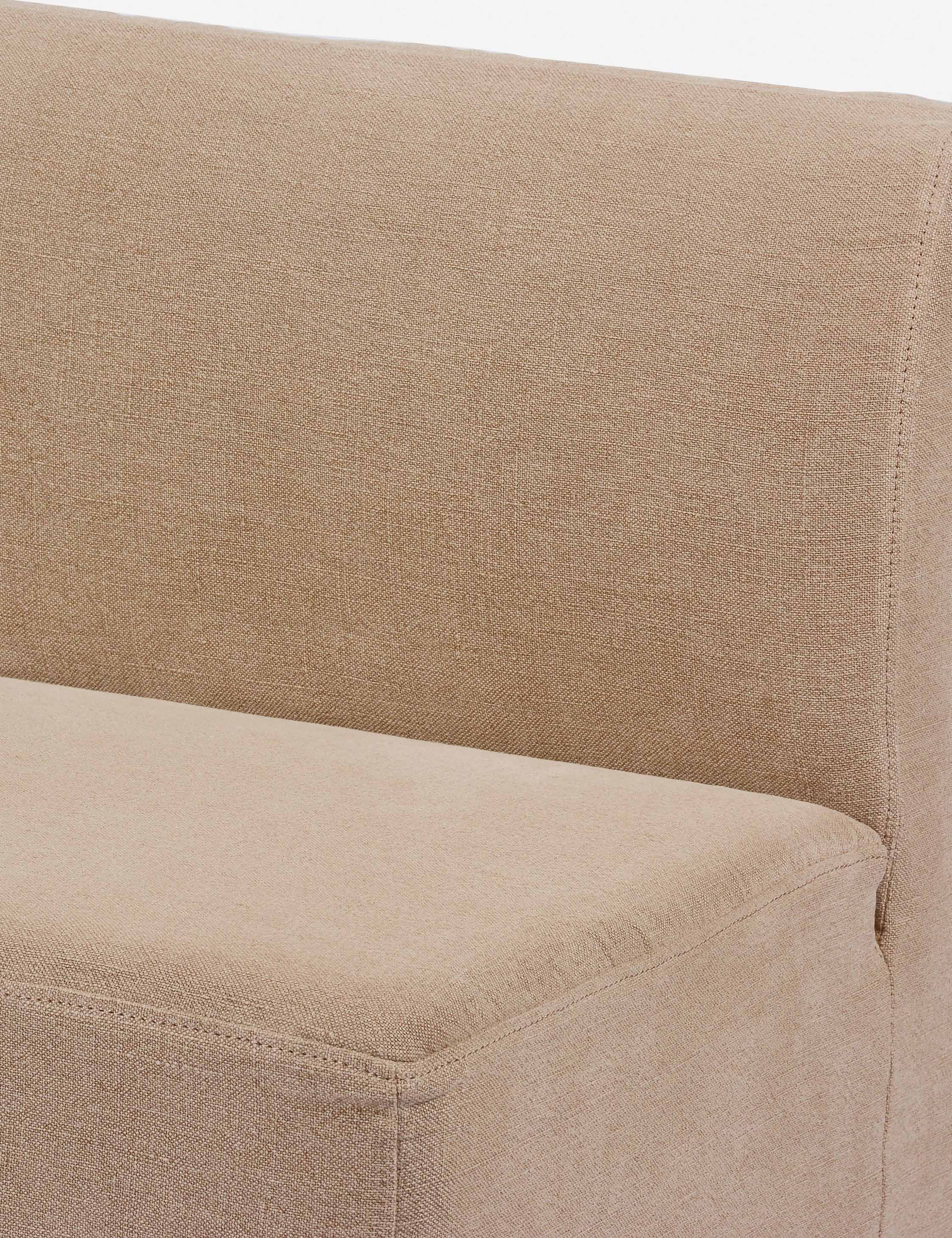 Banc - Avec ses lignes épurées et sa housse ajustée, le banc apporte une élégance décontractée à la table