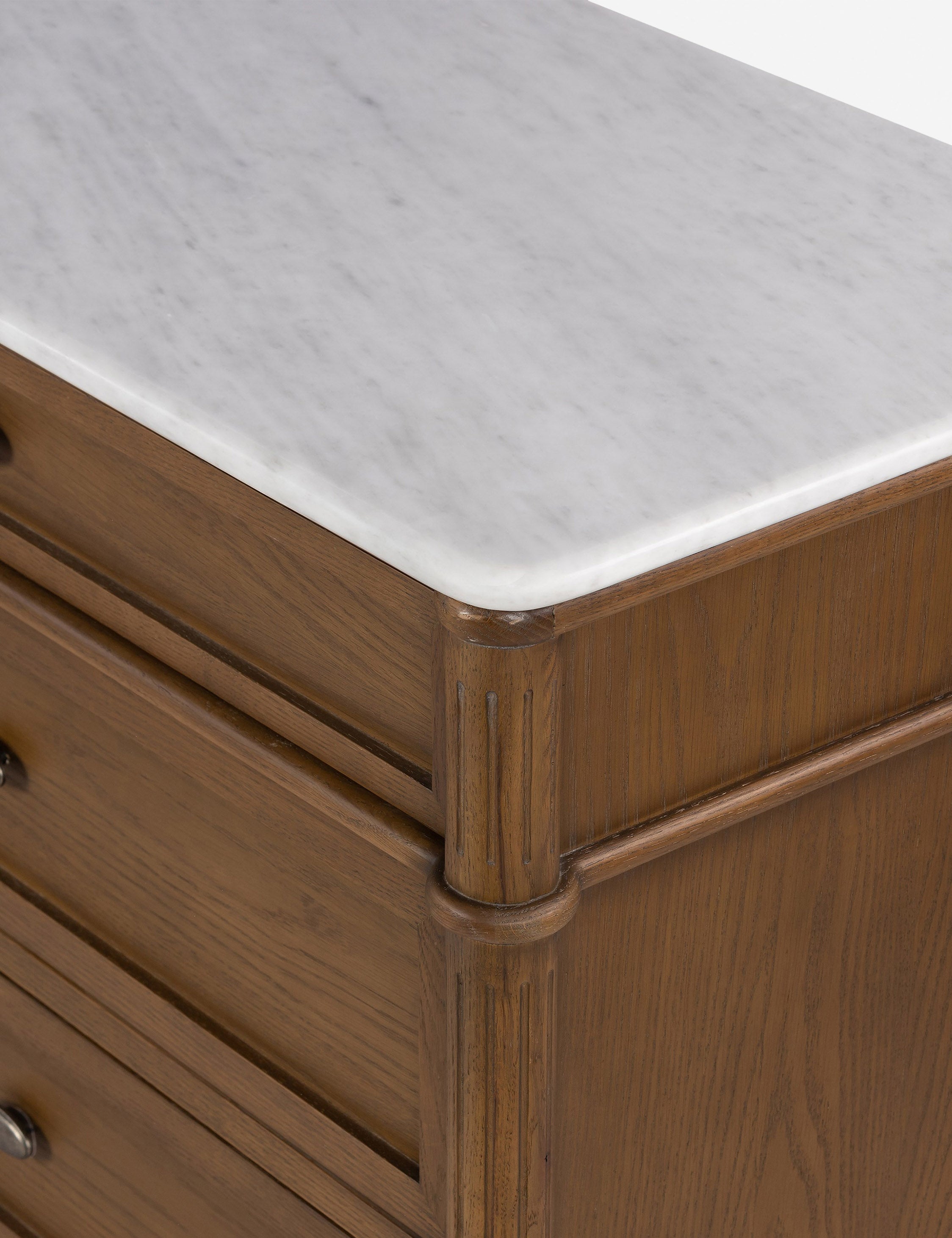Commode à 6 tiroirs - Le style traditionnel rencontre l'attrait moderne dans cette commode d'inspiration européenne vintage