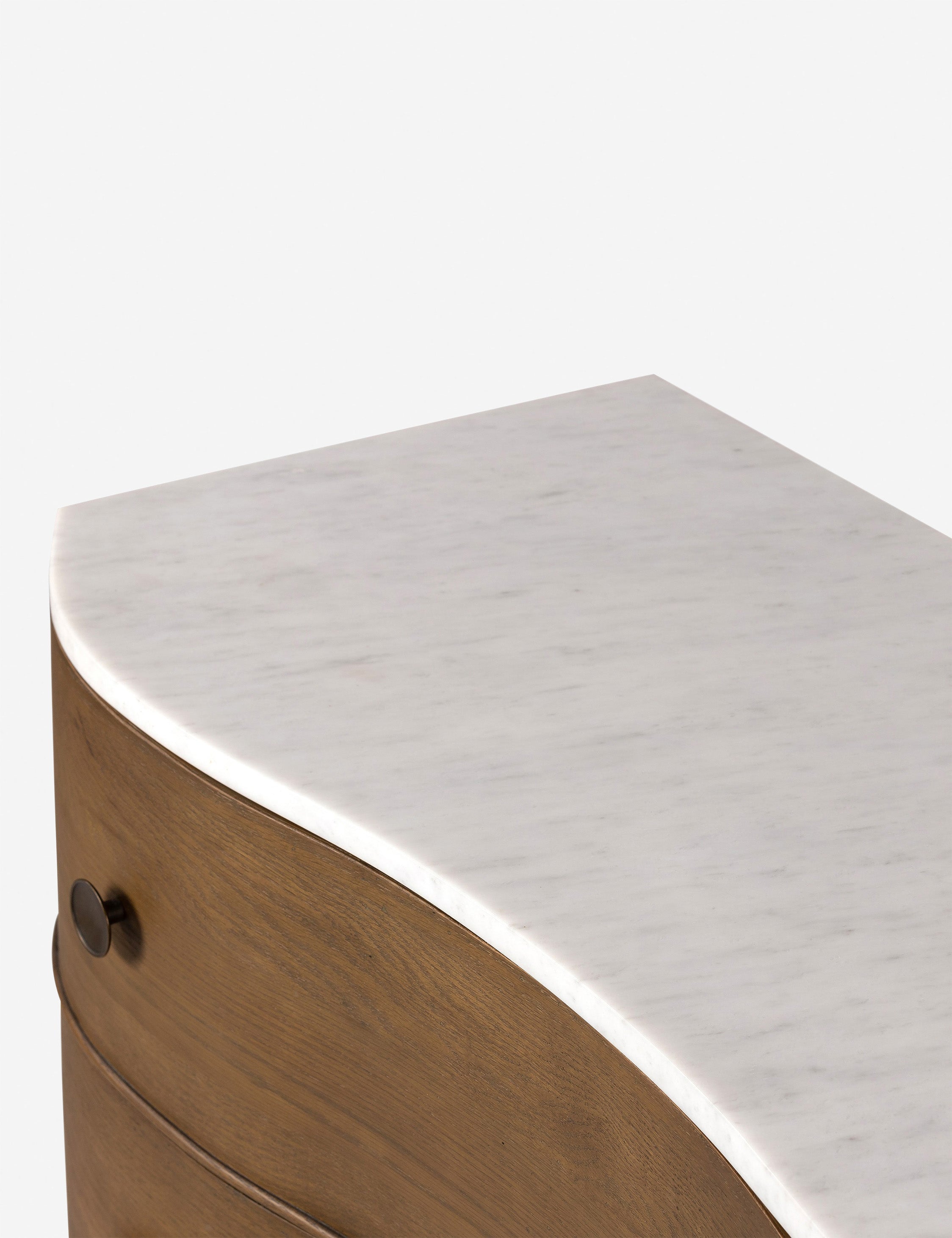 Commode - La commode Amherst s'inspire des styles européens anciens et les insuffle dans un design luxueux aux matériaux mélangés