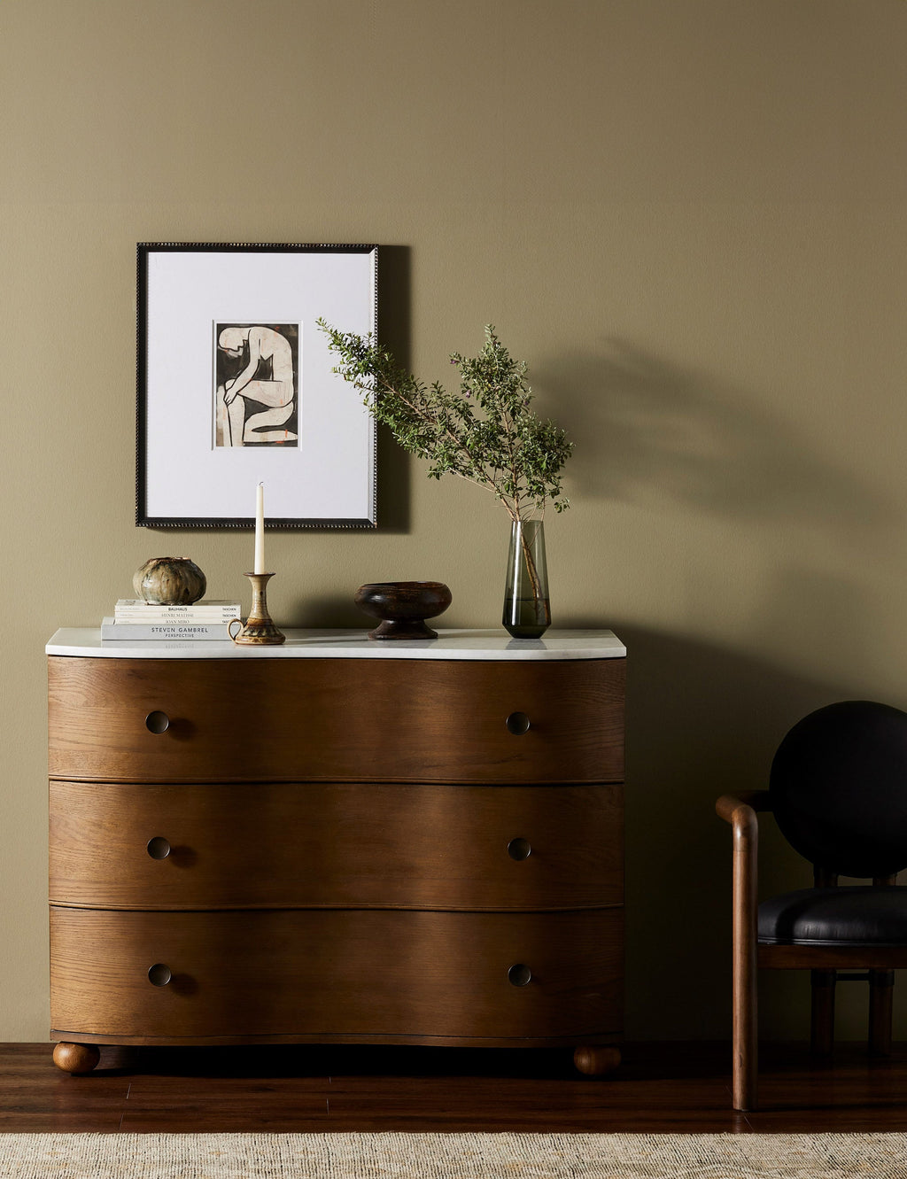 Commode - La commode Amherst s'inspire des styles européens anciens et les insuffle dans un design luxueux aux matériaux mélangés