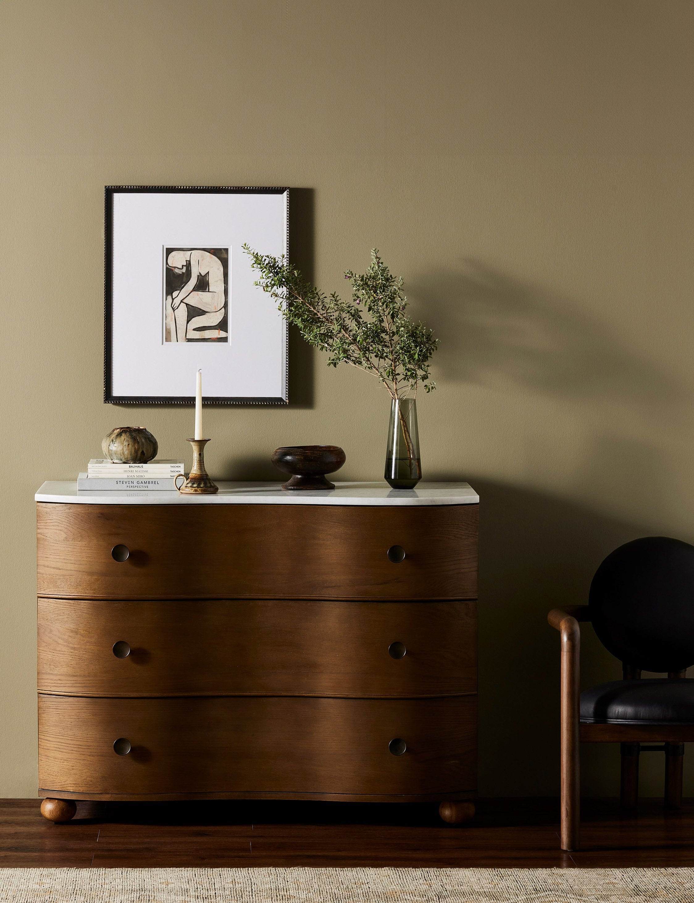 Commode - La commode Amherst s'inspire des styles européens anciens et les insuffle dans un design luxueux aux matériaux mélangés