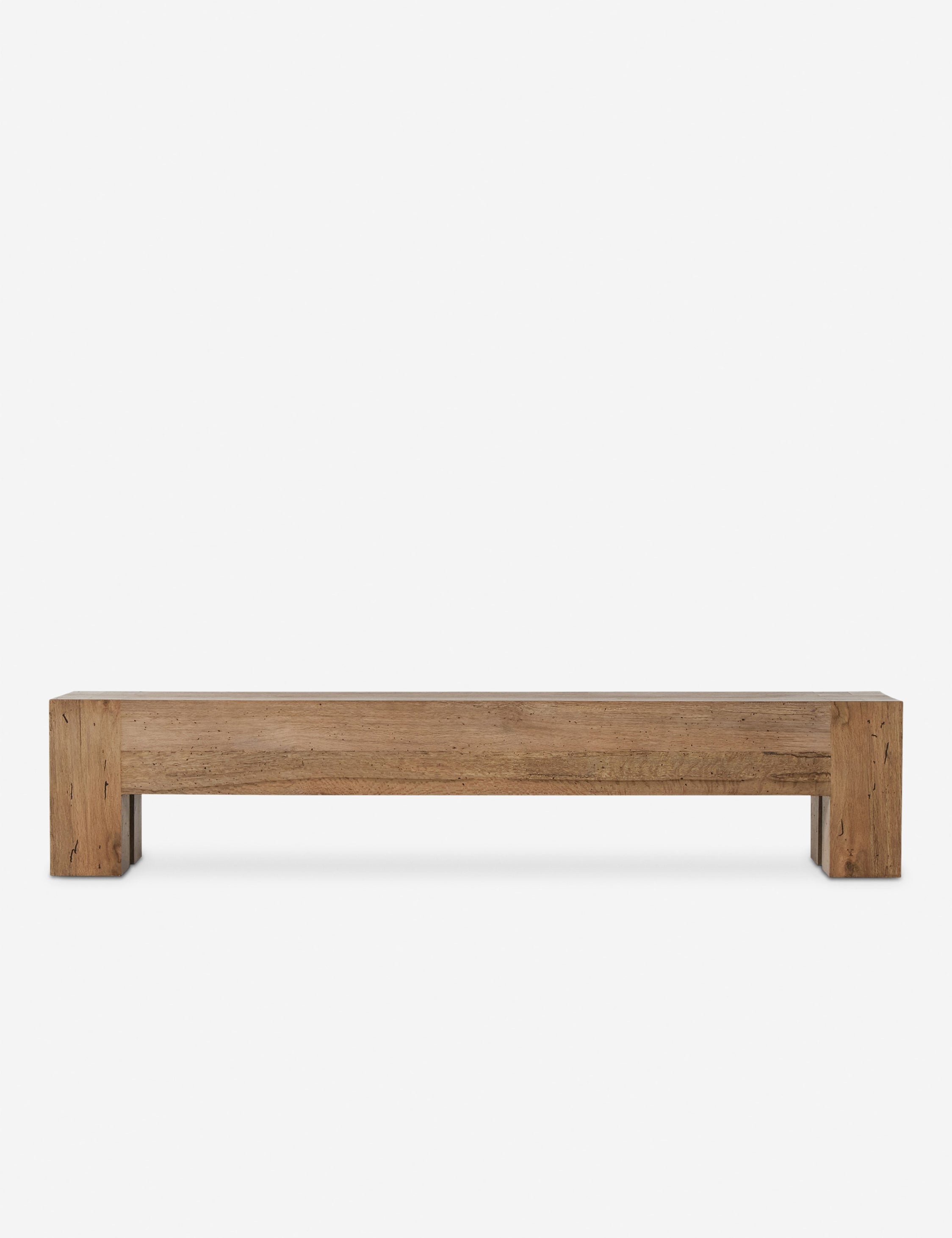 Banc - Ses pieds massifs et ses assemblages à queue-d'aronde confèrent à ce banc une touche rustique.