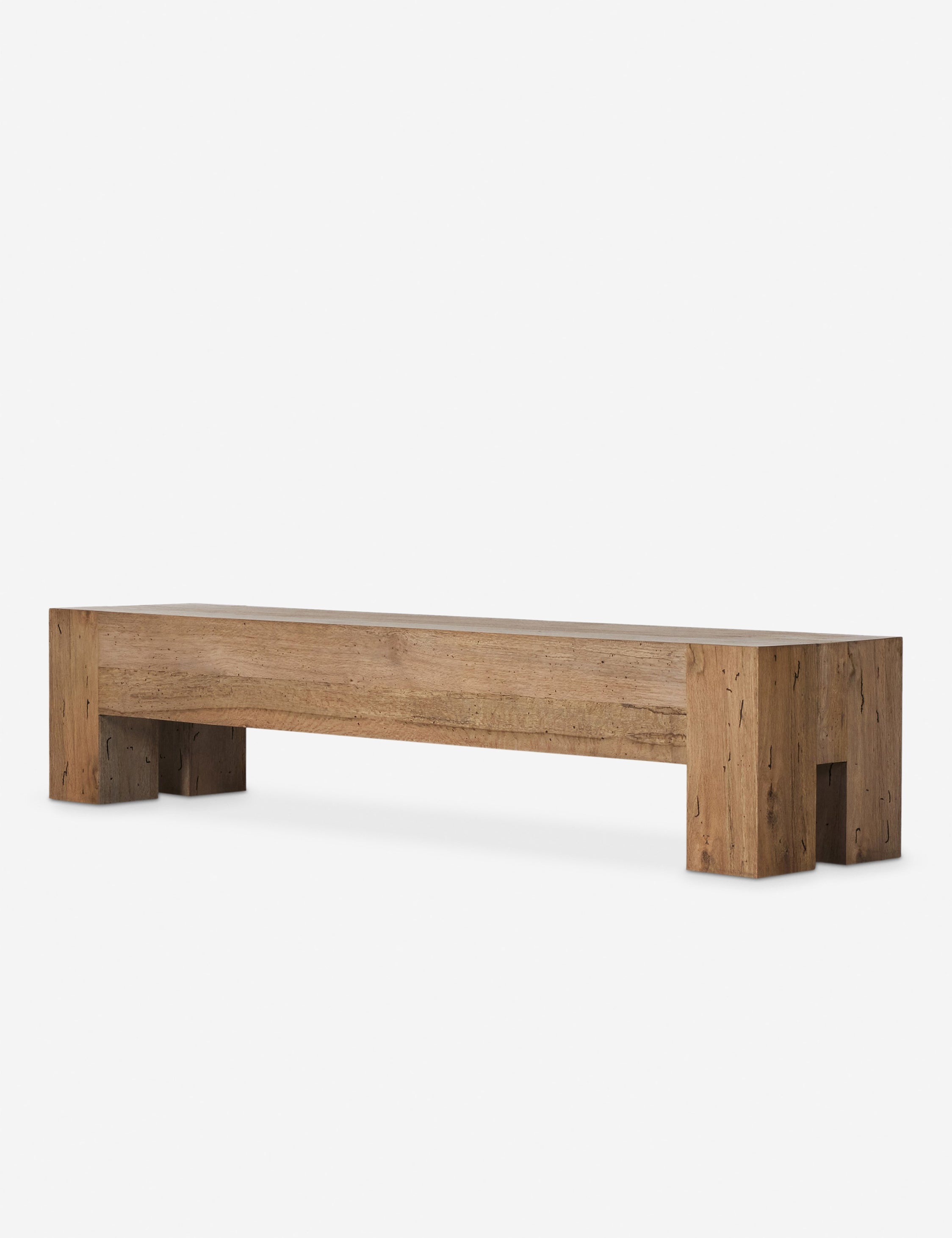 Banc - Ses pieds massifs et ses assemblages à queue-d'aronde confèrent à ce banc une touche rustique.