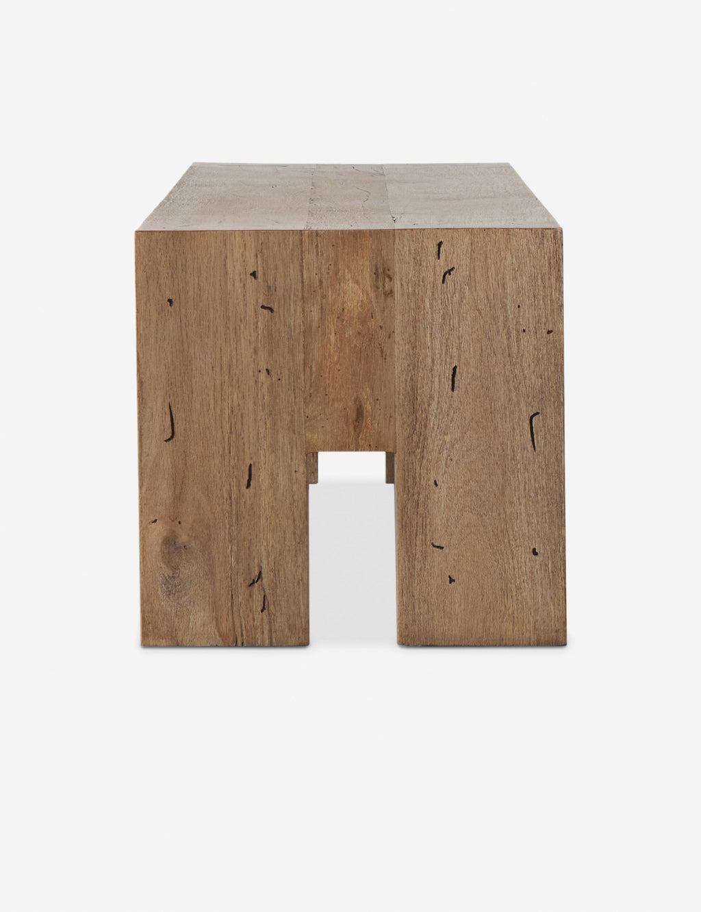 Banc - Ses pieds massifs et ses assemblages à queue-d'aronde confèrent à ce banc une touche rustique.