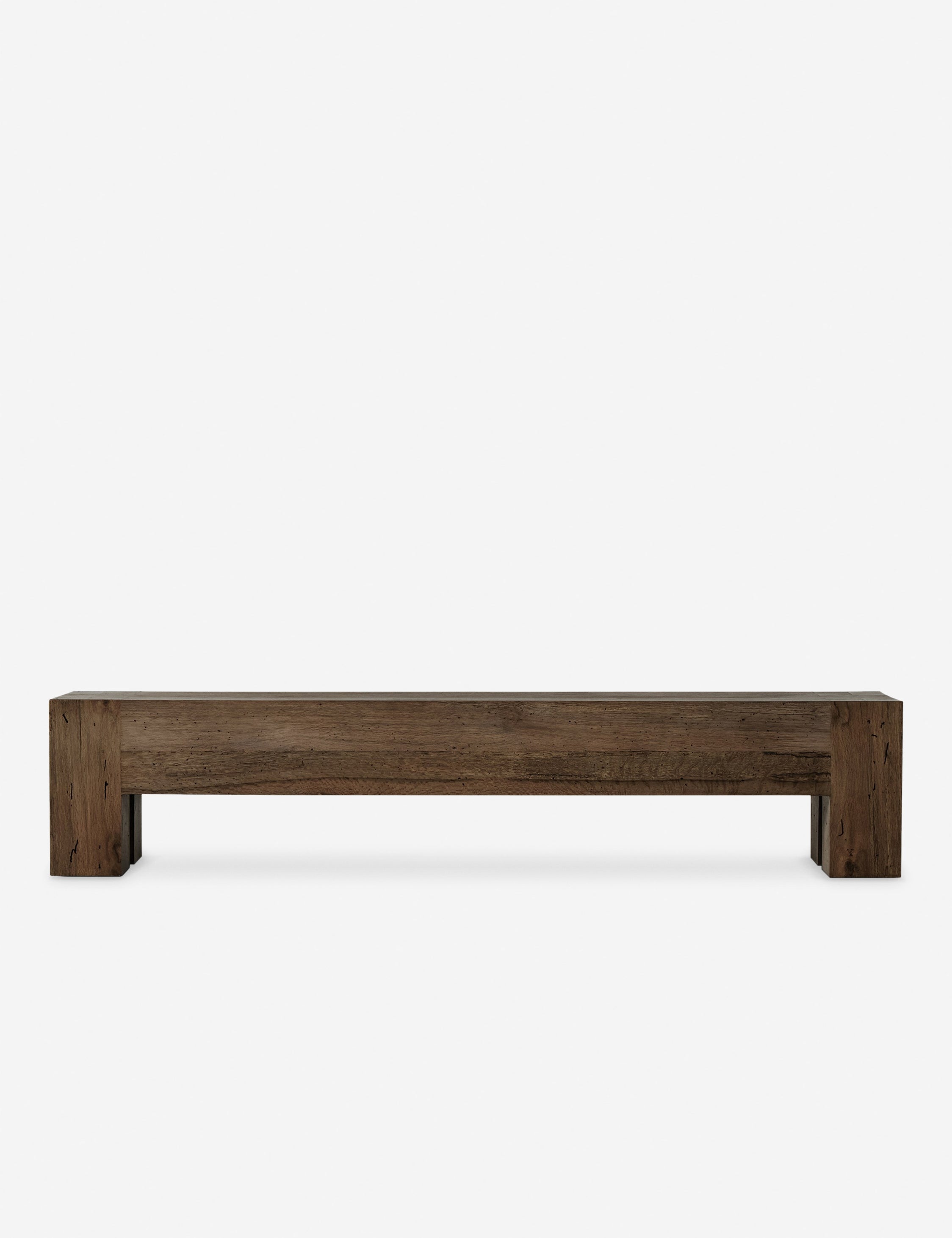 Banc - Ses pieds massifs et ses assemblages à queue-d'aronde confèrent à ce banc une touche rustique.