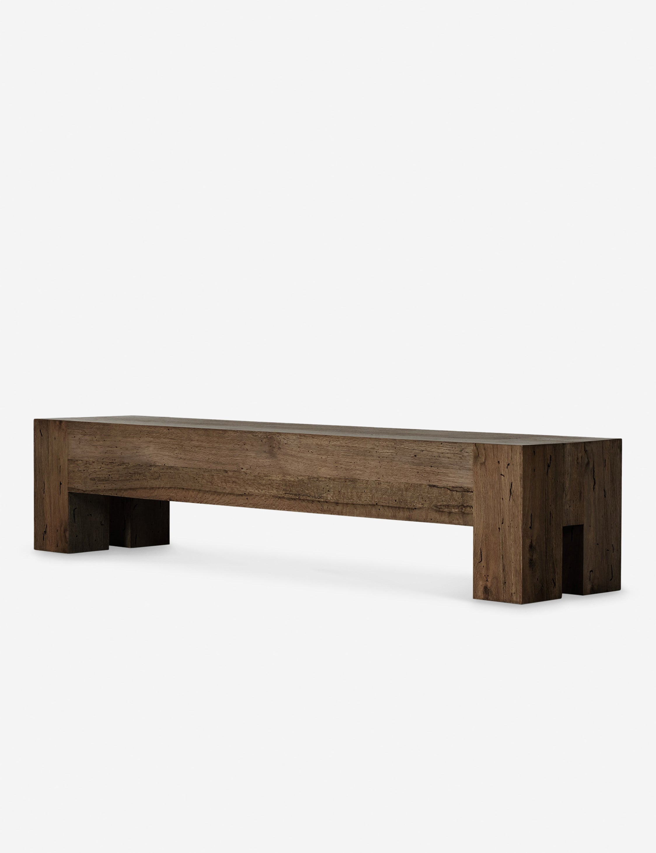Banc - Ses pieds massifs et ses assemblages à queue-d'aronde confèrent à ce banc une touche rustique.