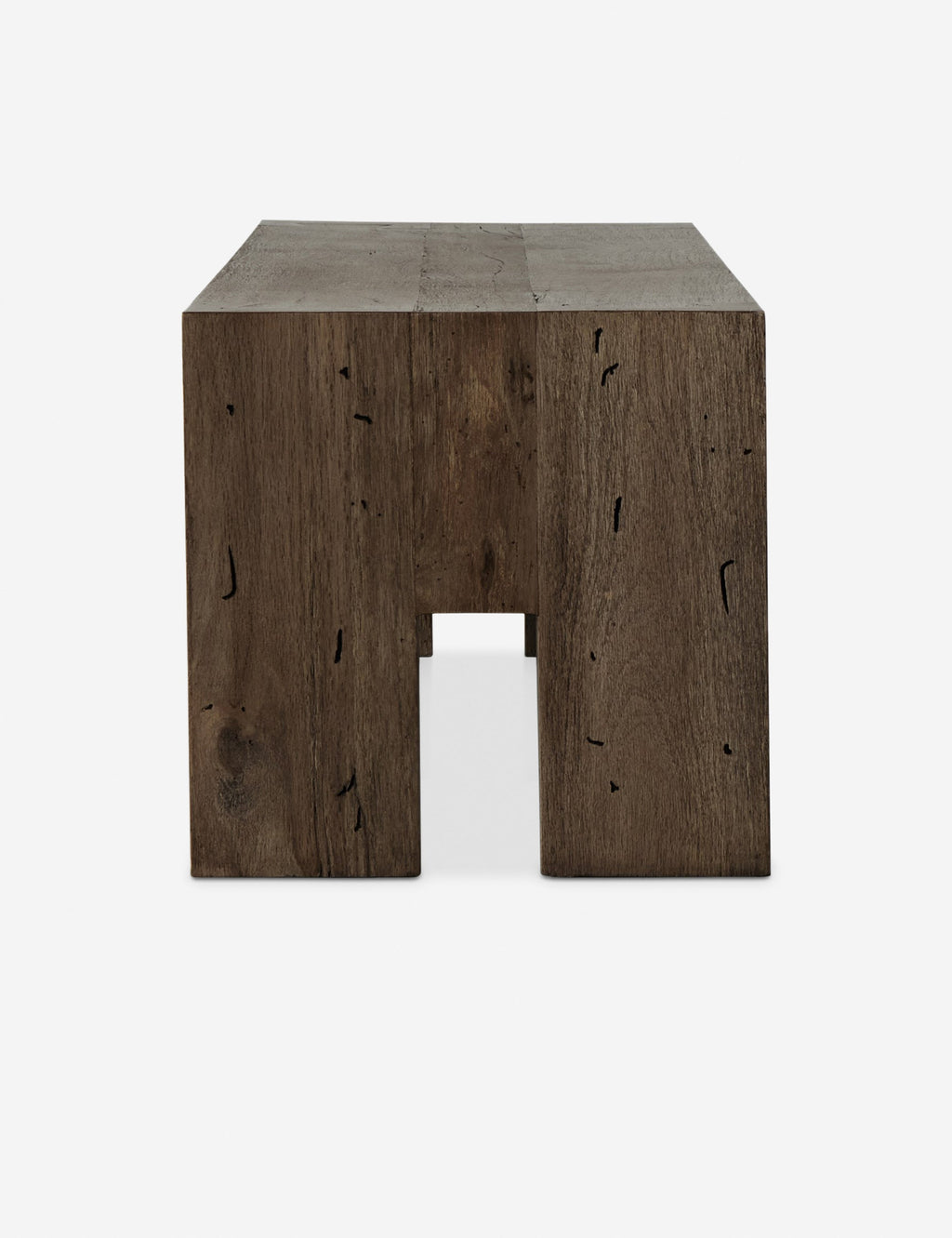 Banc - Ses pieds massifs et ses assemblages à queue-d'aronde confèrent à ce banc une touche rustique.