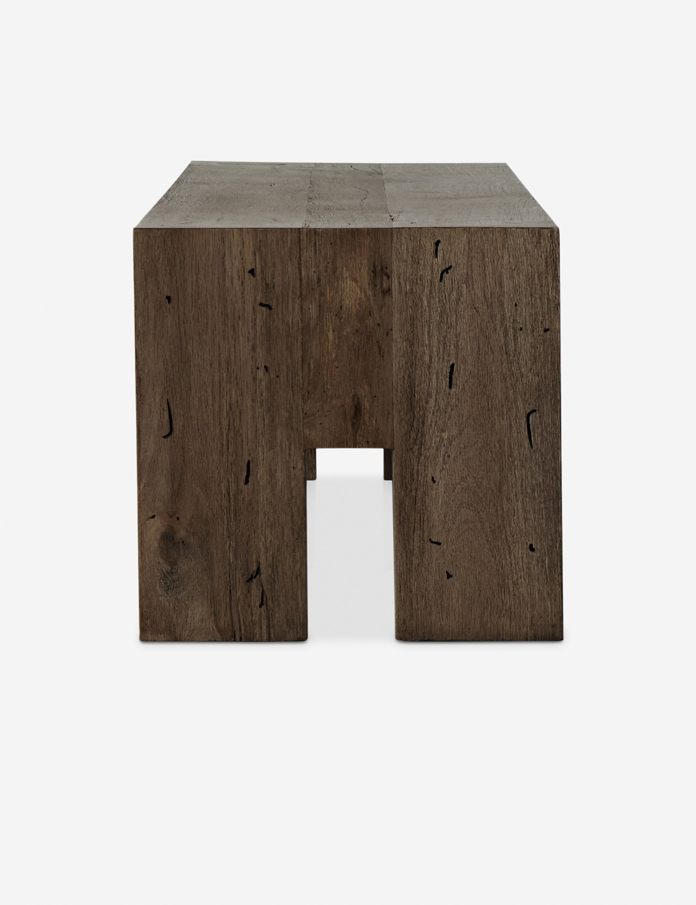 Banc - Ses pieds massifs et ses assemblages à queue-d'aronde confèrent à ce banc une touche rustique.