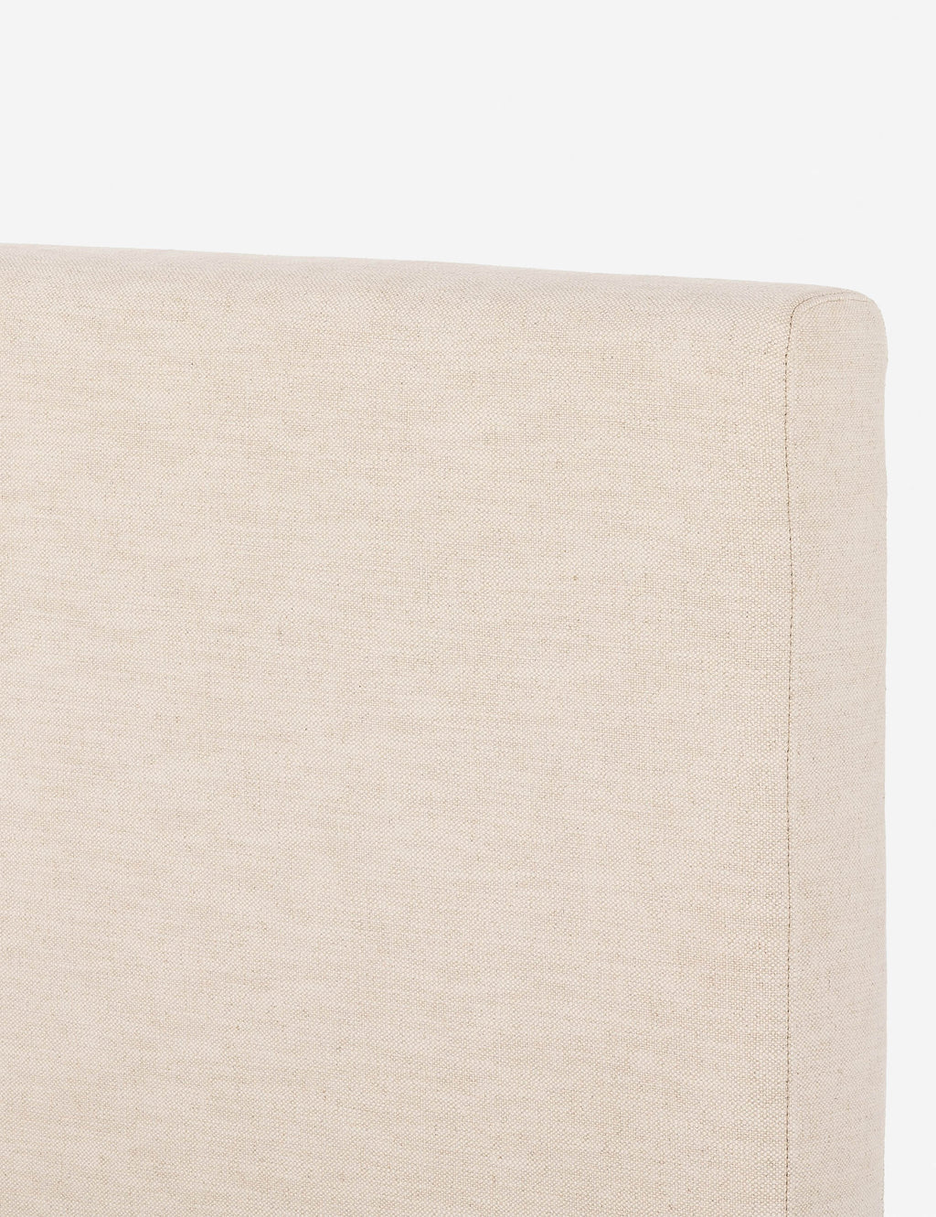 Lit plateforme avec tête de lit prolongée – Le style italien moderne apporte une sophistication sur mesure à ce lit rembourré