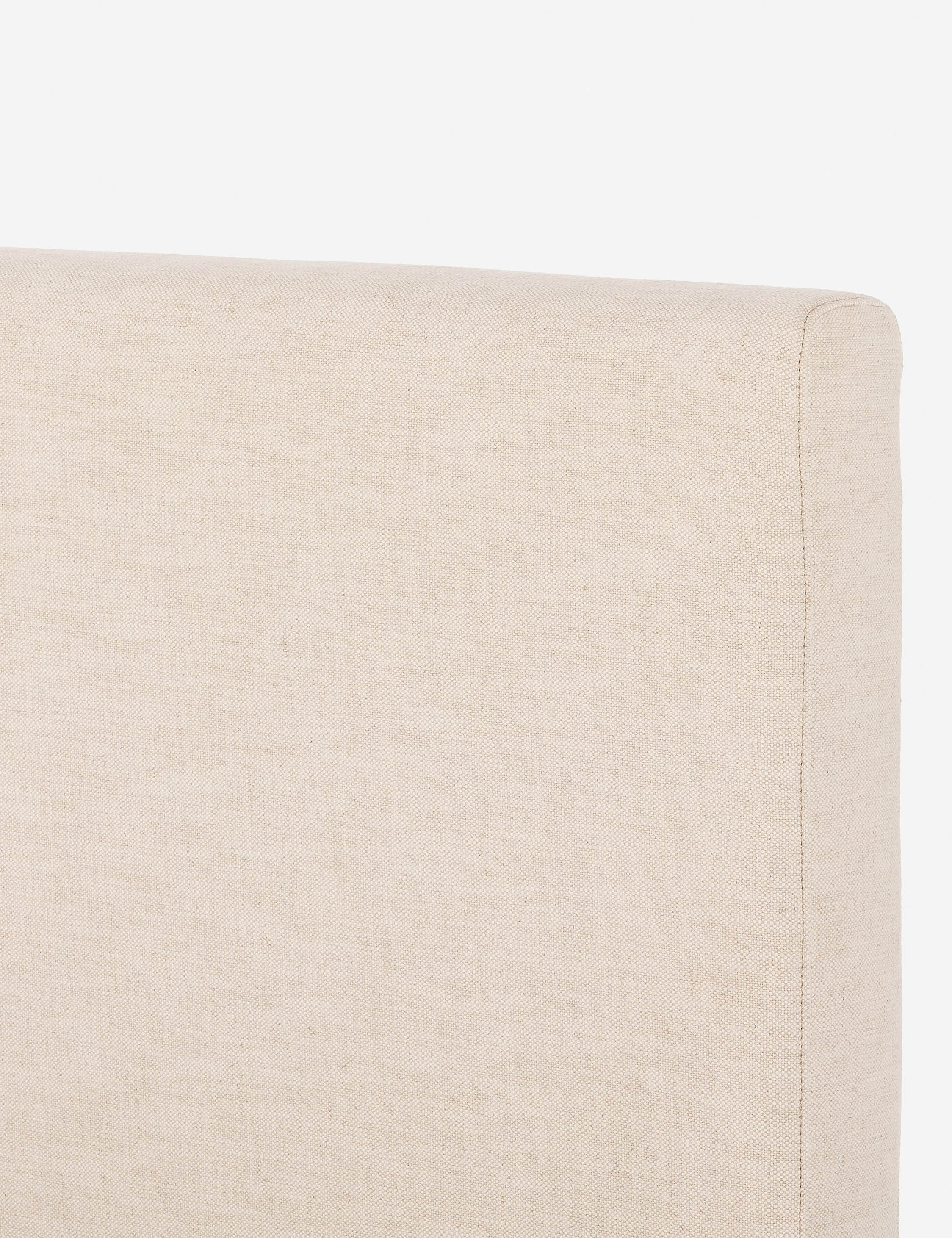 Lit plateforme avec tête de lit prolongée – Le style italien moderne apporte une sophistication sur mesure à ce lit rembourré