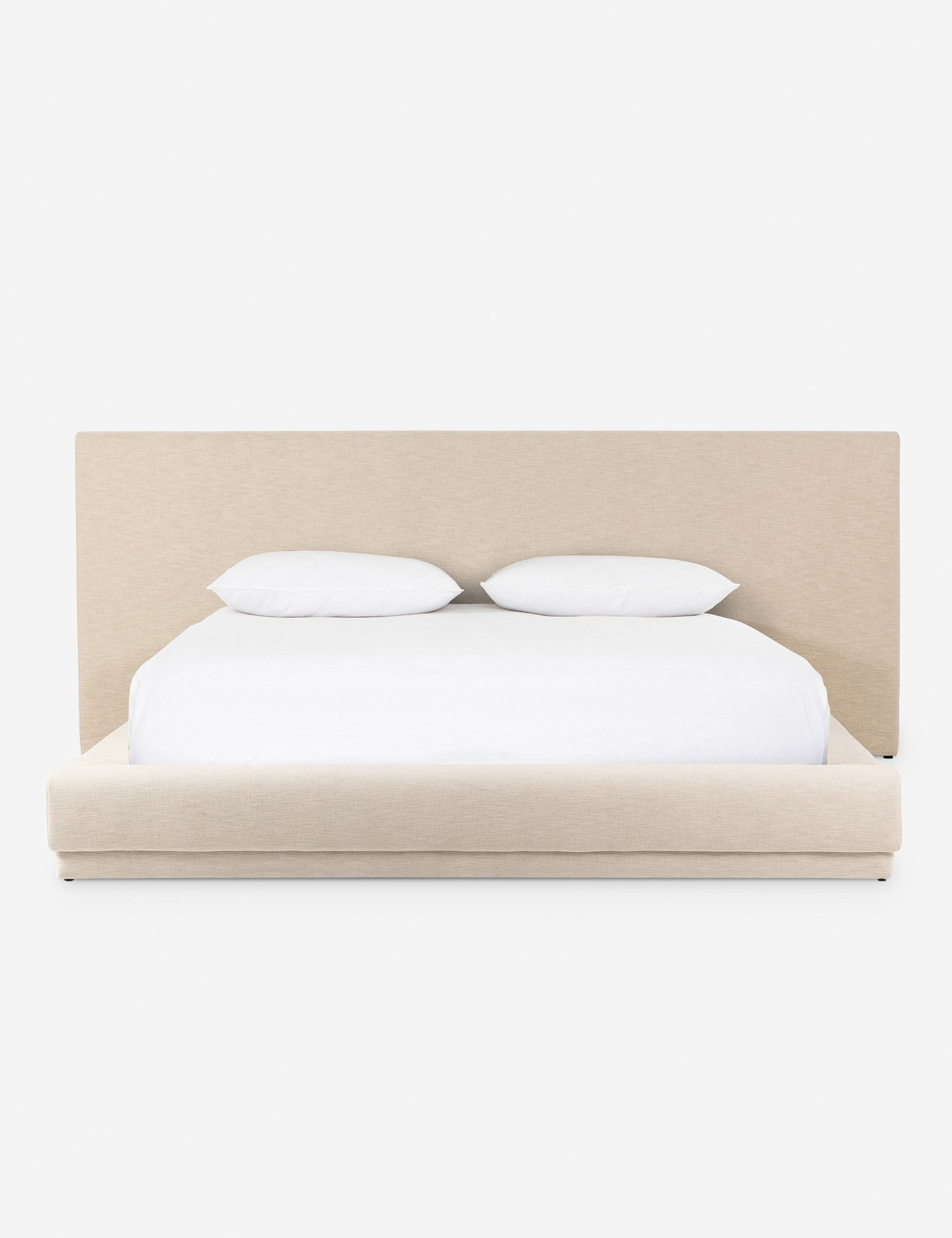 Lit plateforme avec tête de lit prolongée – Le style italien moderne apporte une sophistication sur mesure à ce lit rembourré