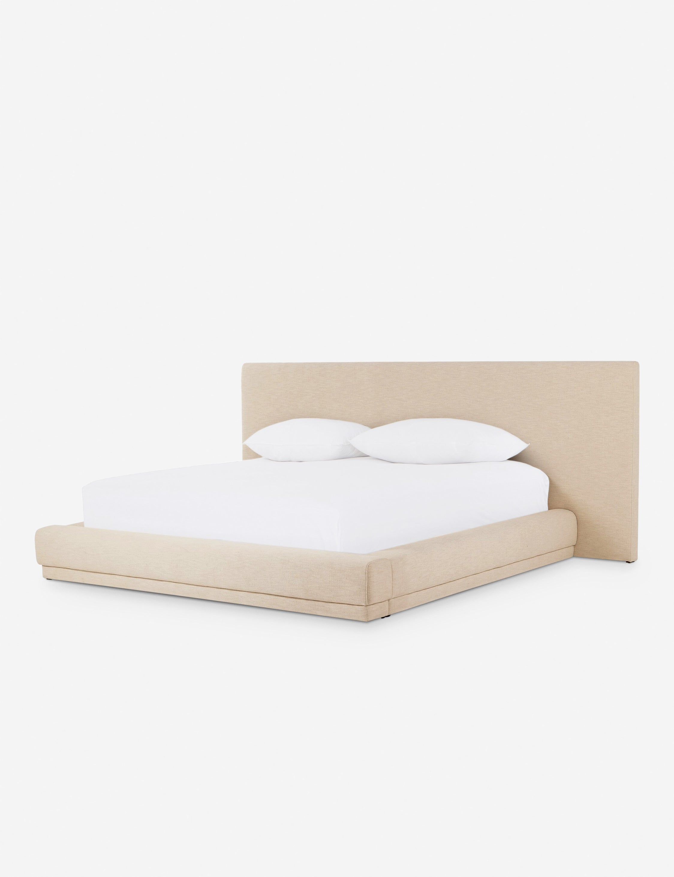 Lit plateforme avec tête de lit prolongée – Le style italien moderne apporte une sophistication sur mesure à ce lit rembourré
