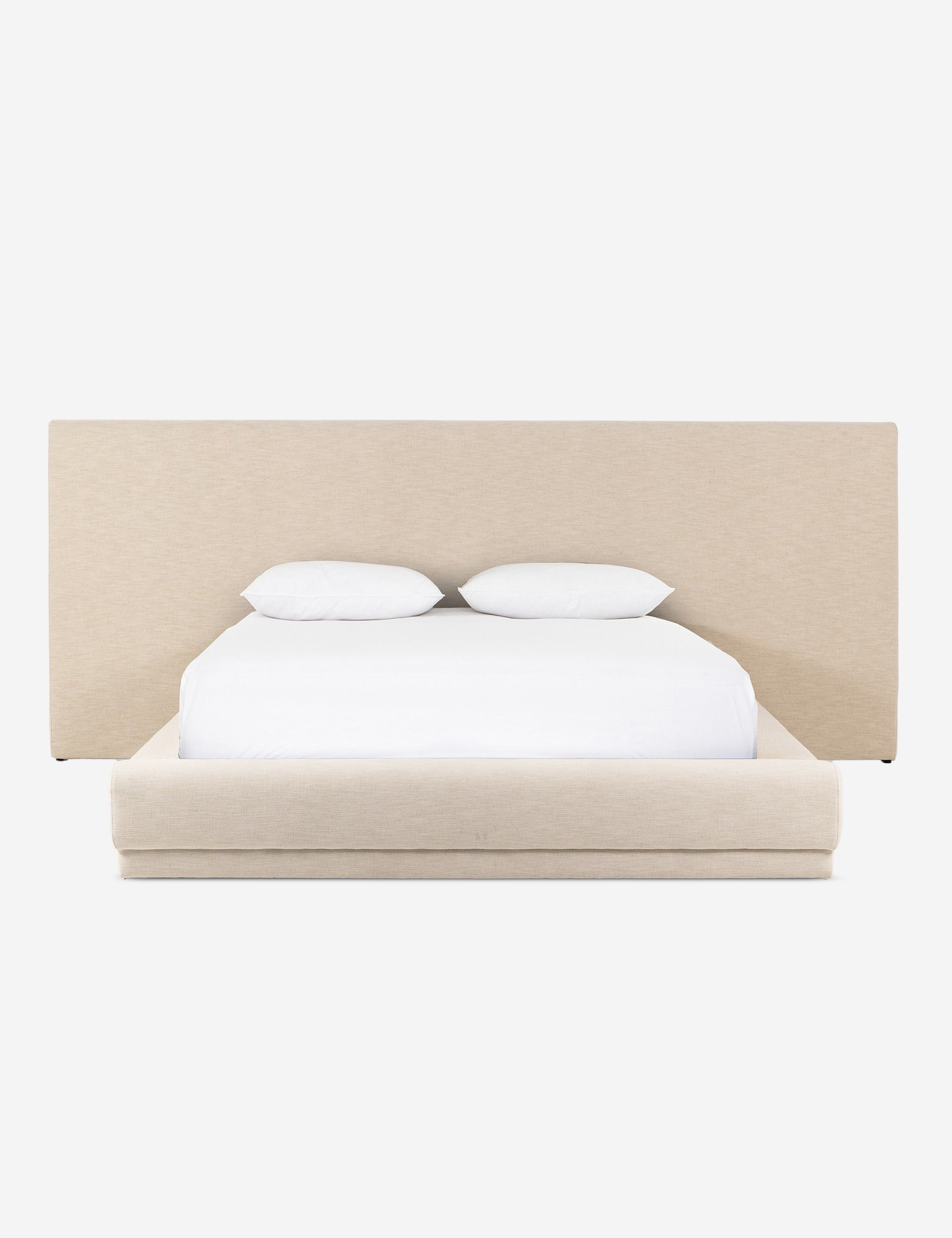 Lit plateforme avec tête de lit prolongée – Le style italien moderne apporte une sophistication sur mesure à ce lit rembourré