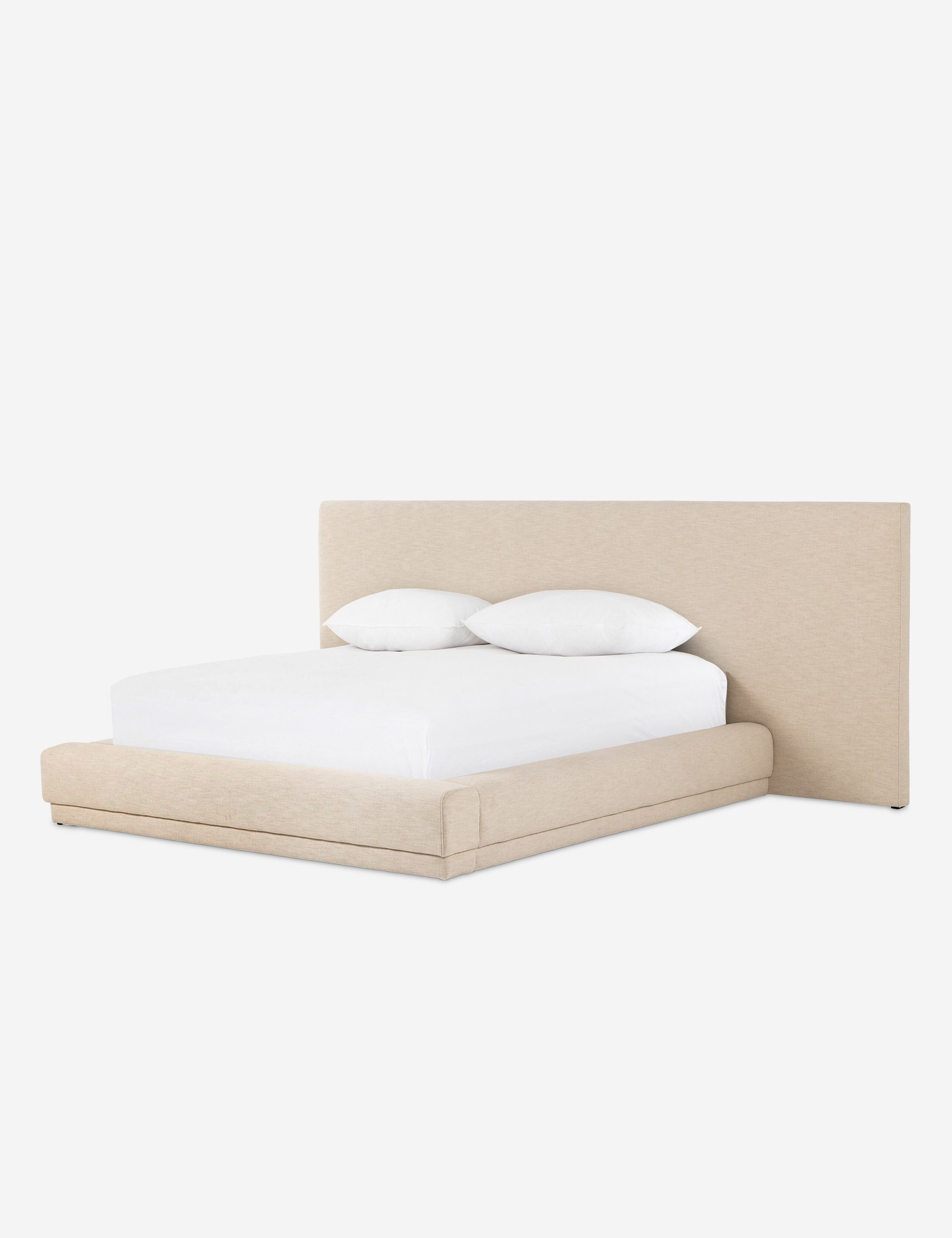Lit plateforme avec tête de lit prolongée – Le style italien moderne apporte une sophistication sur mesure à ce lit rembourré