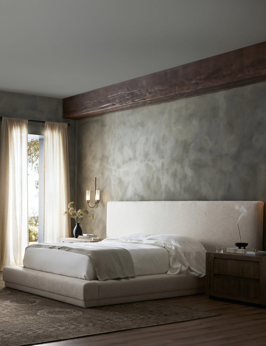 Lit plateforme avec tête de lit prolongée – Le style italien moderne apporte une sophistication sur mesure à ce lit rembourré