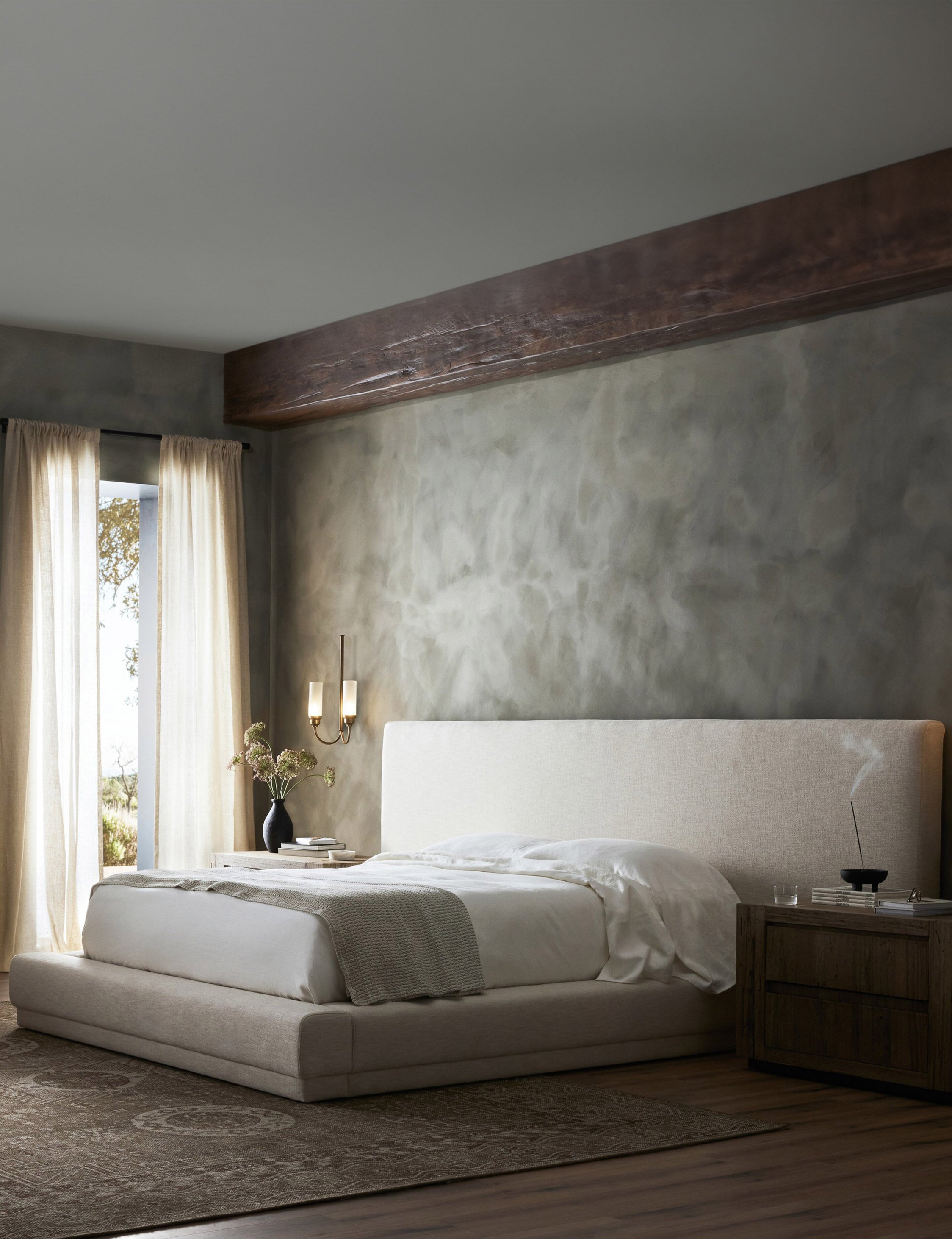 Lit plateforme avec tête de lit prolongée – Le style italien moderne apporte une sophistication sur mesure à ce lit rembourré