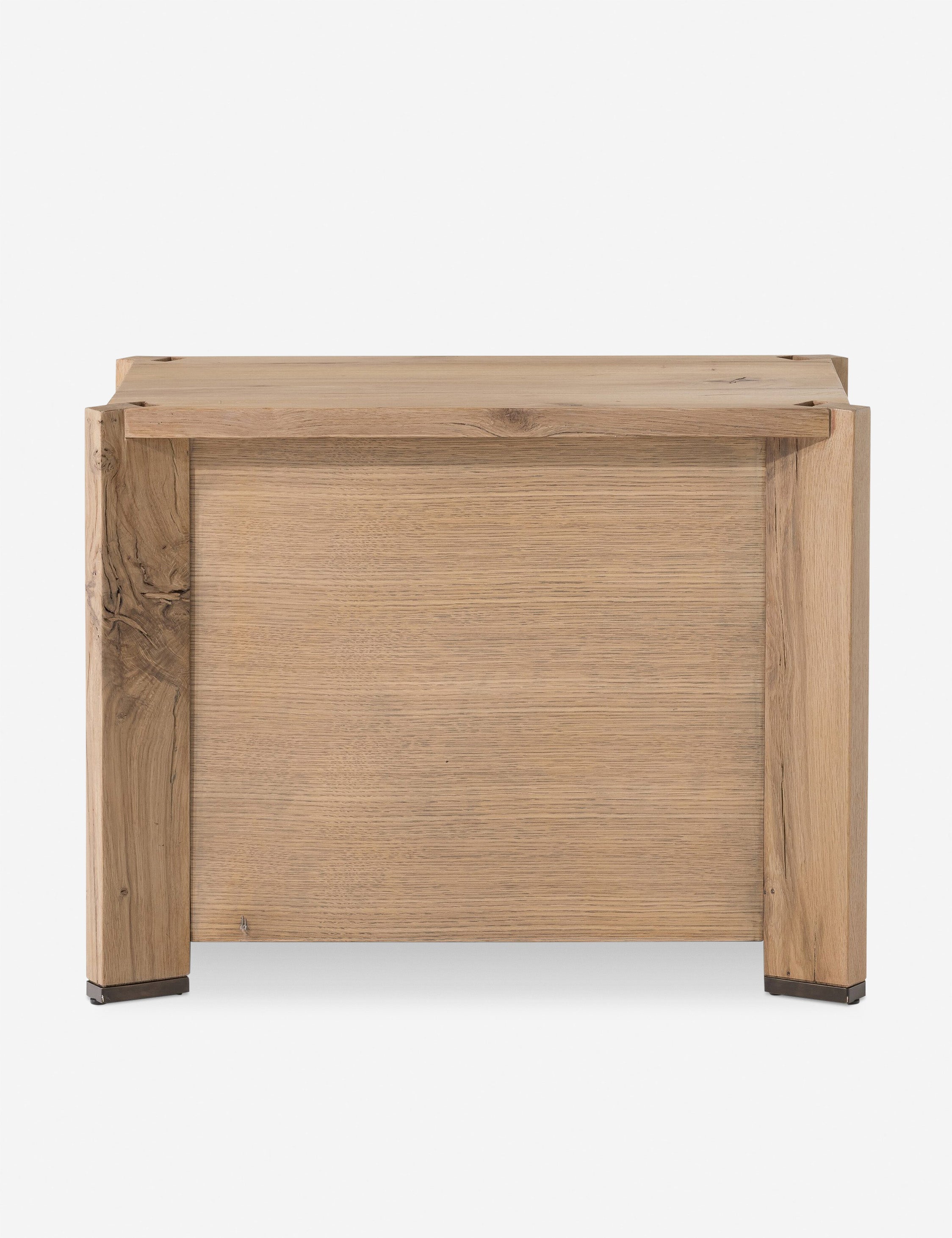 Table de chevet – Les pieds angulaires et les assemblages apparents confèrent un caractère riche à cette table de chevet en bois.