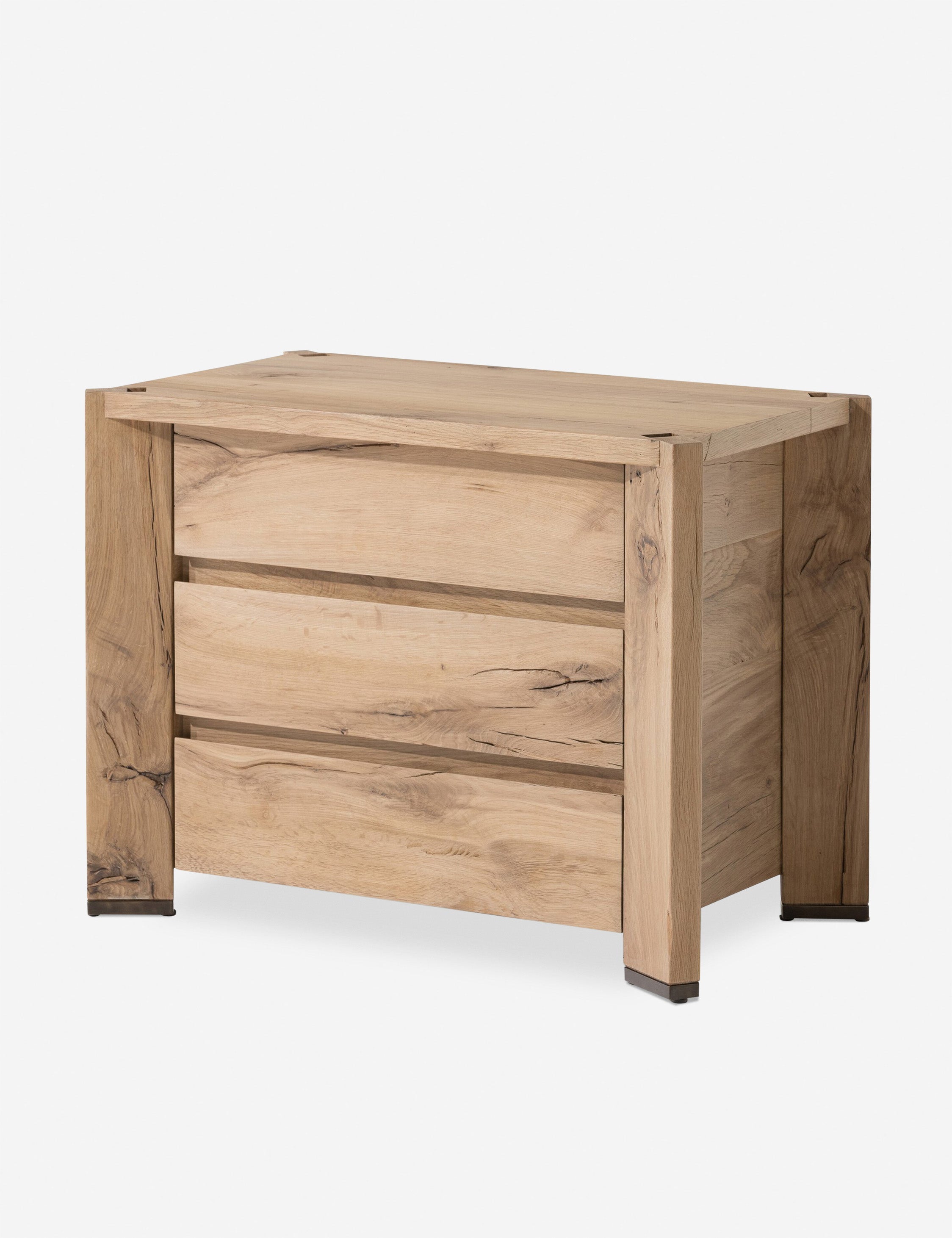 Table de chevet – Les pieds angulaires et les assemblages apparents confèrent un caractère riche à cette table de chevet en bois.