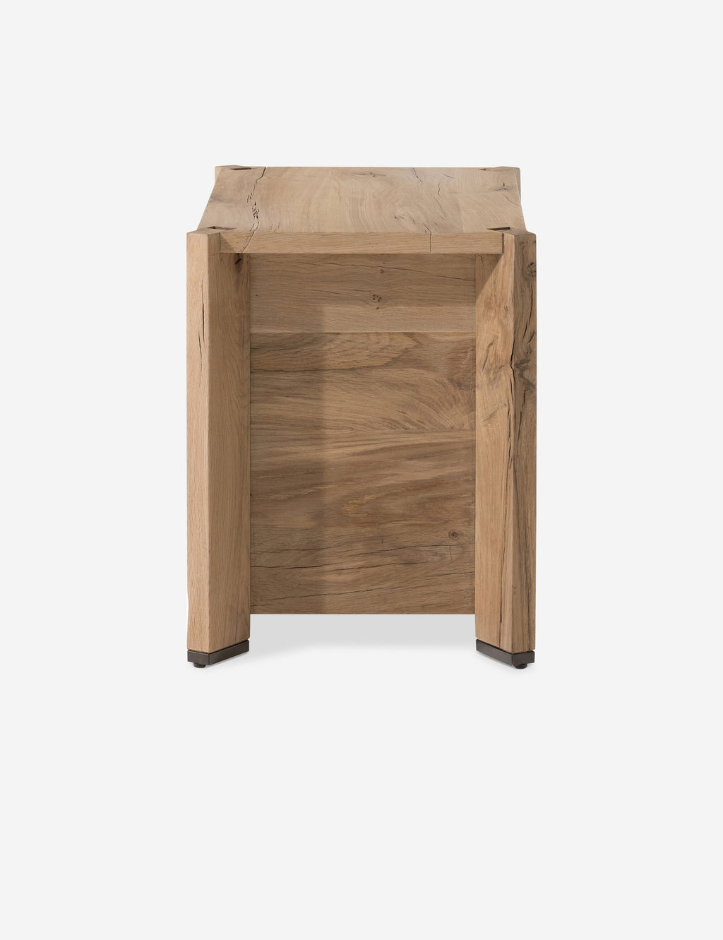 Table de chevet – Les pieds angulaires et les assemblages apparents confèrent un caractère riche à cette table de chevet en bois.