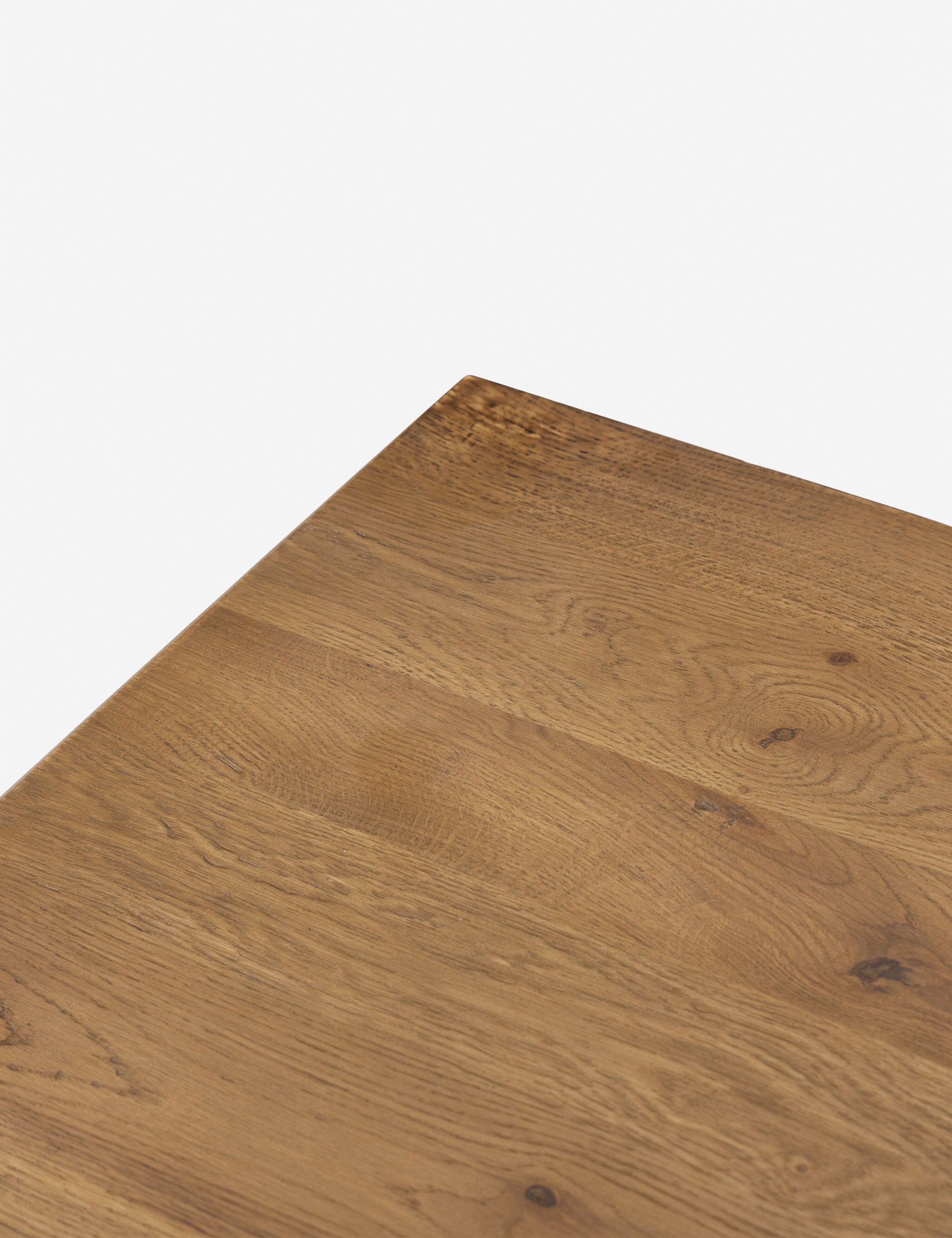 Table de chevet - apporte son savoir-faire exceptionnel à une collection intemporelle enracinée dans l'