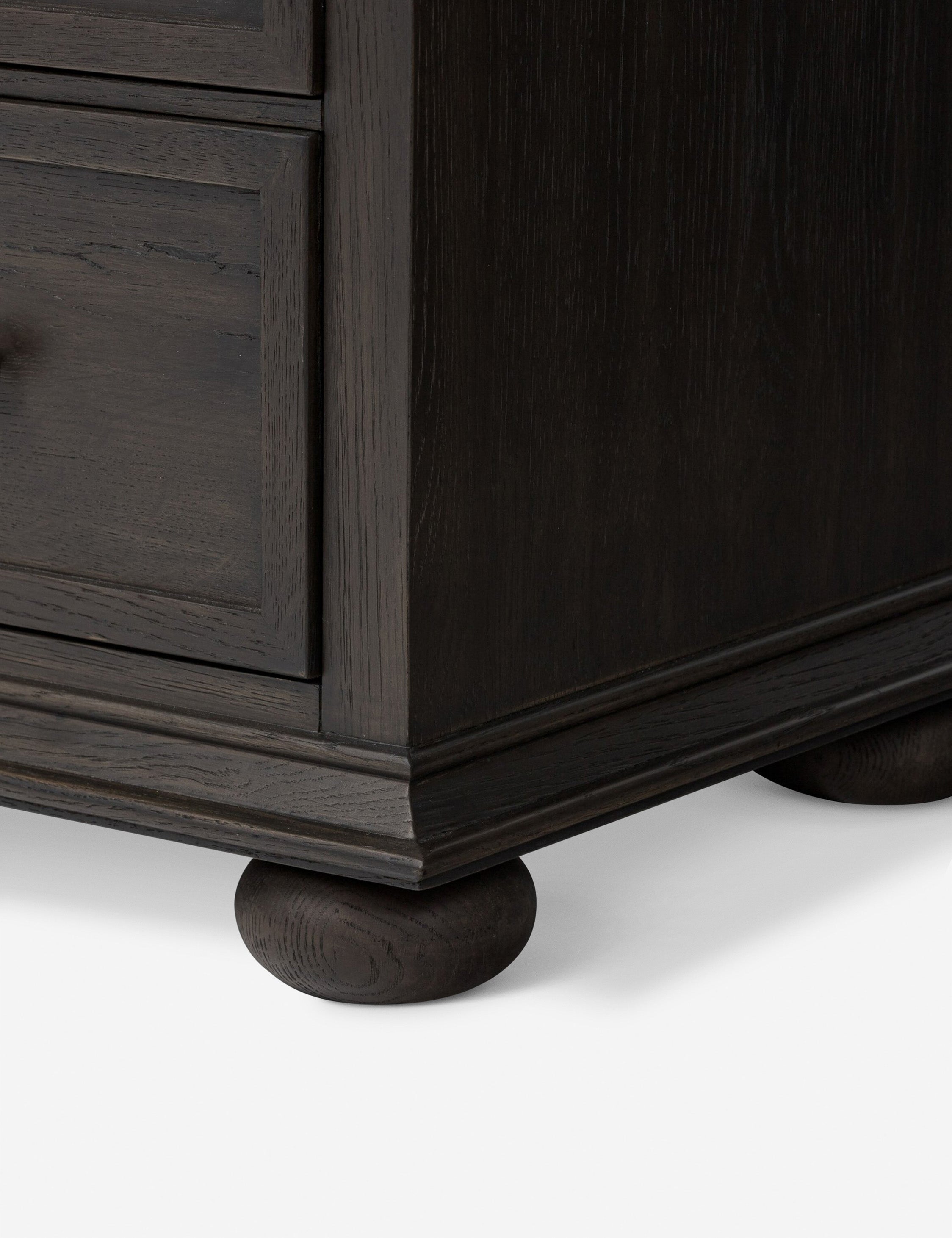 Commode haute - apporte son savoir-faire exceptionnel à une collection intemporelle ancrée dans