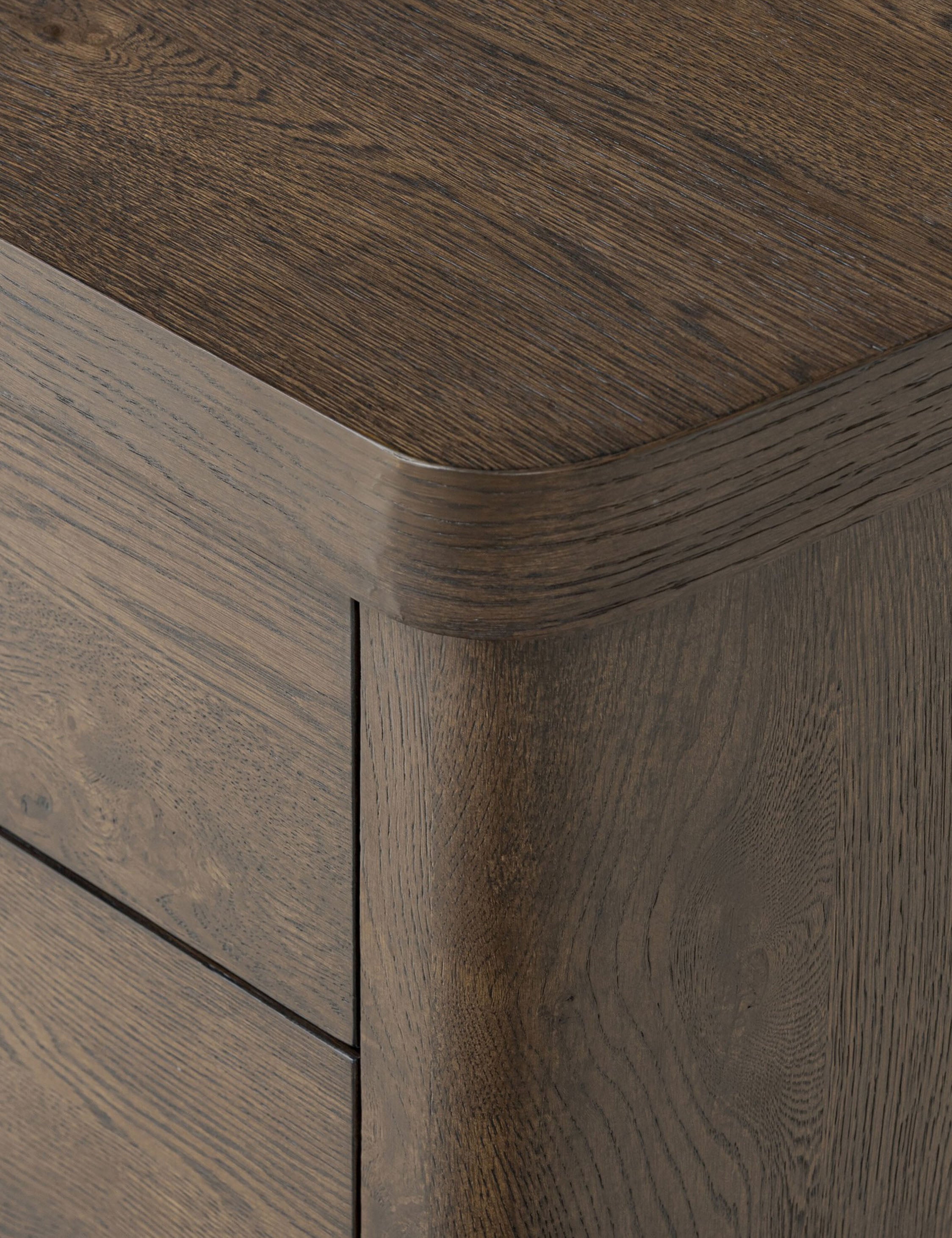 Table de chevet - Ancrée dans une simplicité sculpturale, la table de chevet offre une présence audacieuse avec une touche moderne