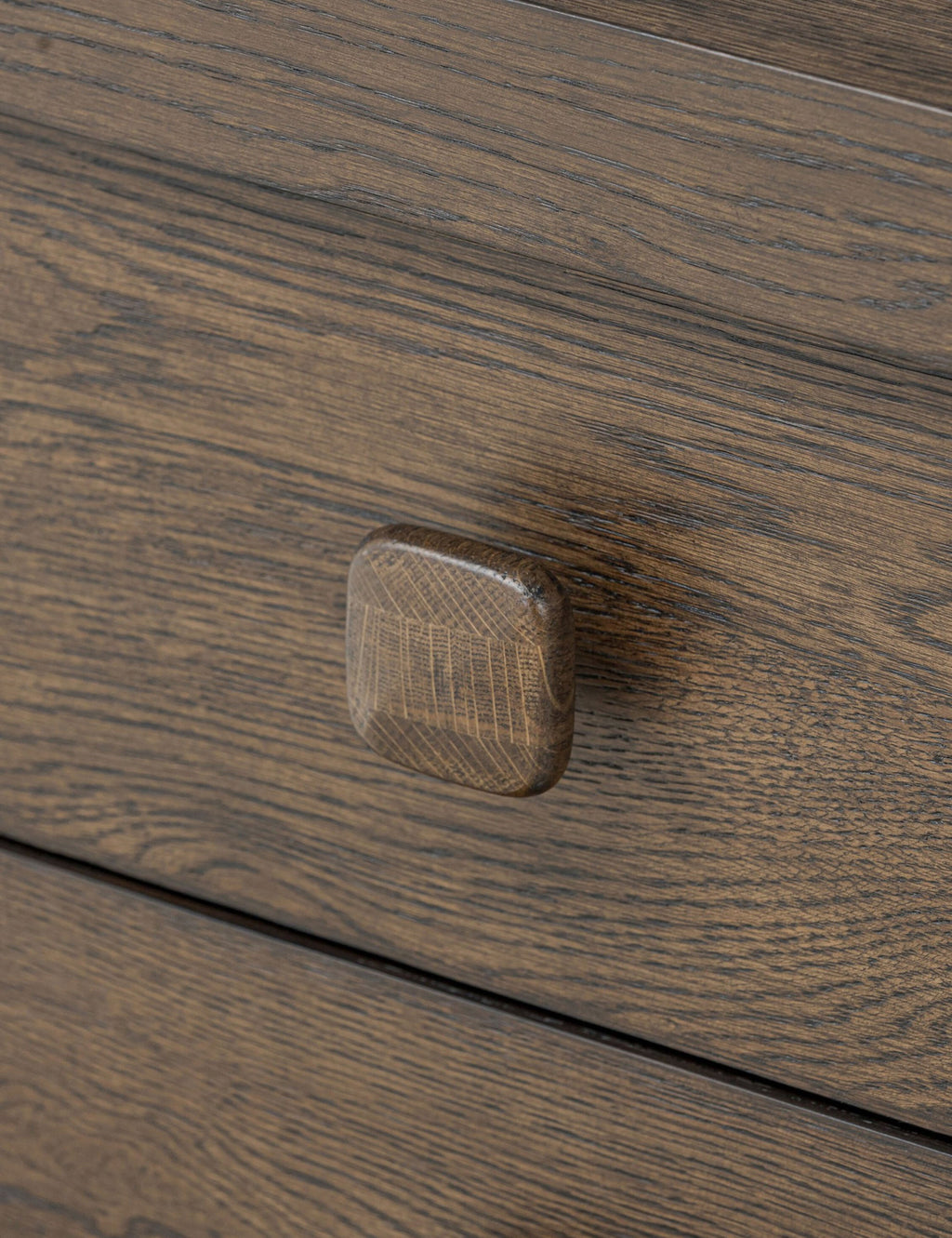 Table de chevet - Ancrée dans une simplicité sculpturale, la table de chevet offre une présence audacieuse avec une touche moderne