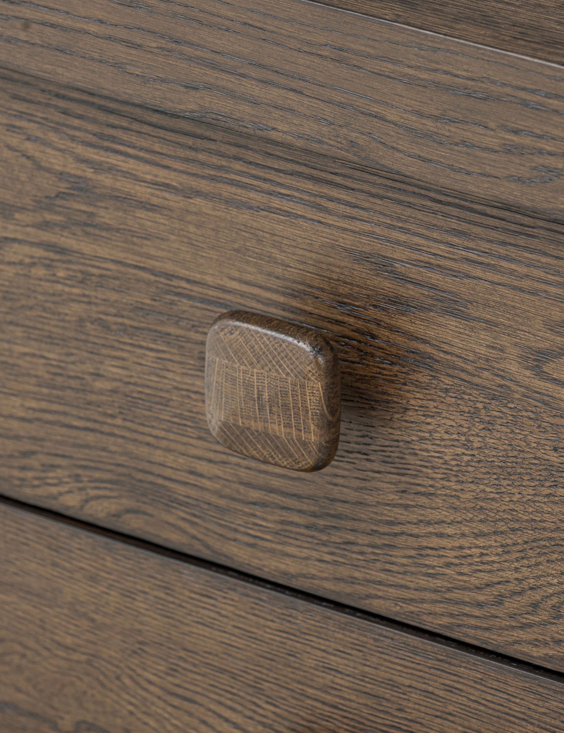 Table de chevet - Ancrée dans une simplicité sculpturale, la table de chevet offre une présence audacieuse avec une touche moderne