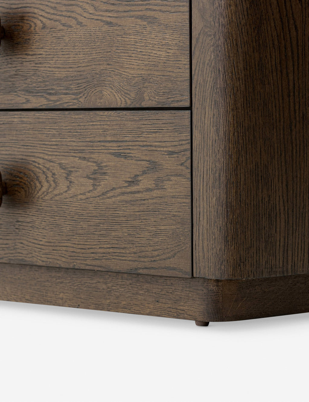 Table de chevet - Ancrée dans une simplicité sculpturale, la table de chevet offre une présence audacieuse avec une touche moderne