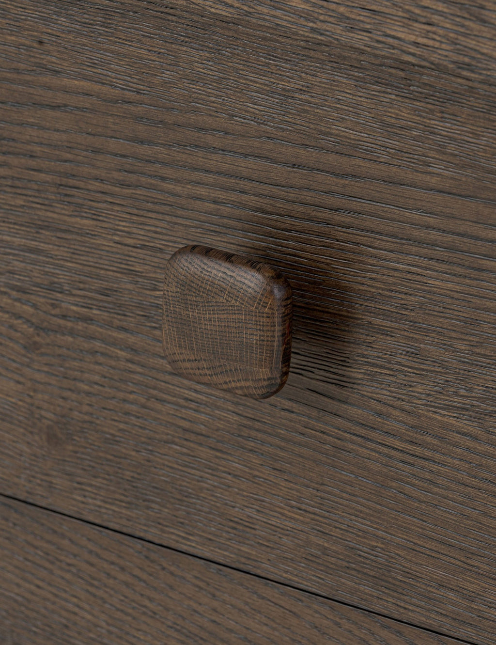 Commode - Ancrée dans une simplicité sculpturale, la commode offre une présence audacieuse au caractère moderne