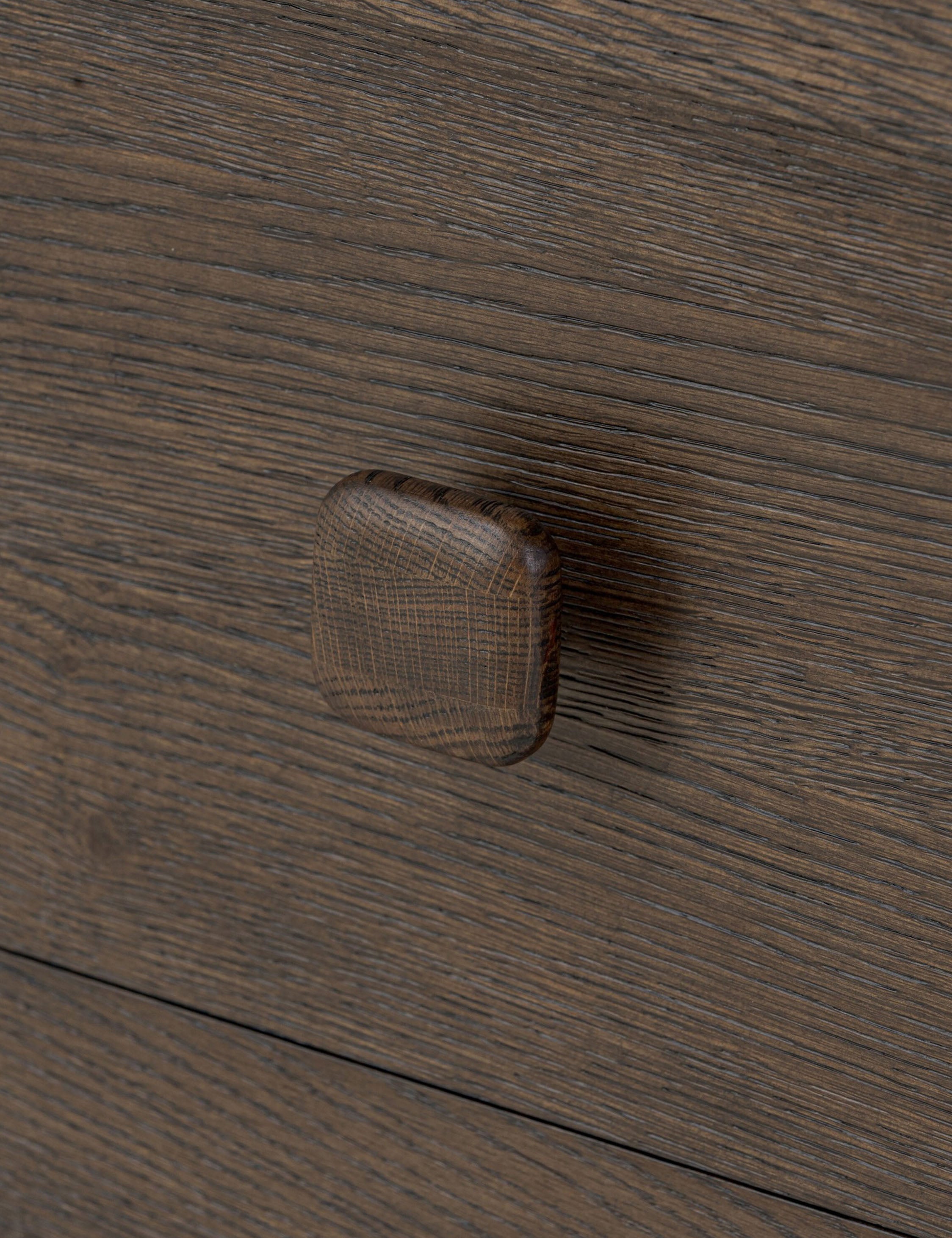 Commode - Ancrée dans une simplicité sculpturale, la commode offre une présence audacieuse au caractère moderne
