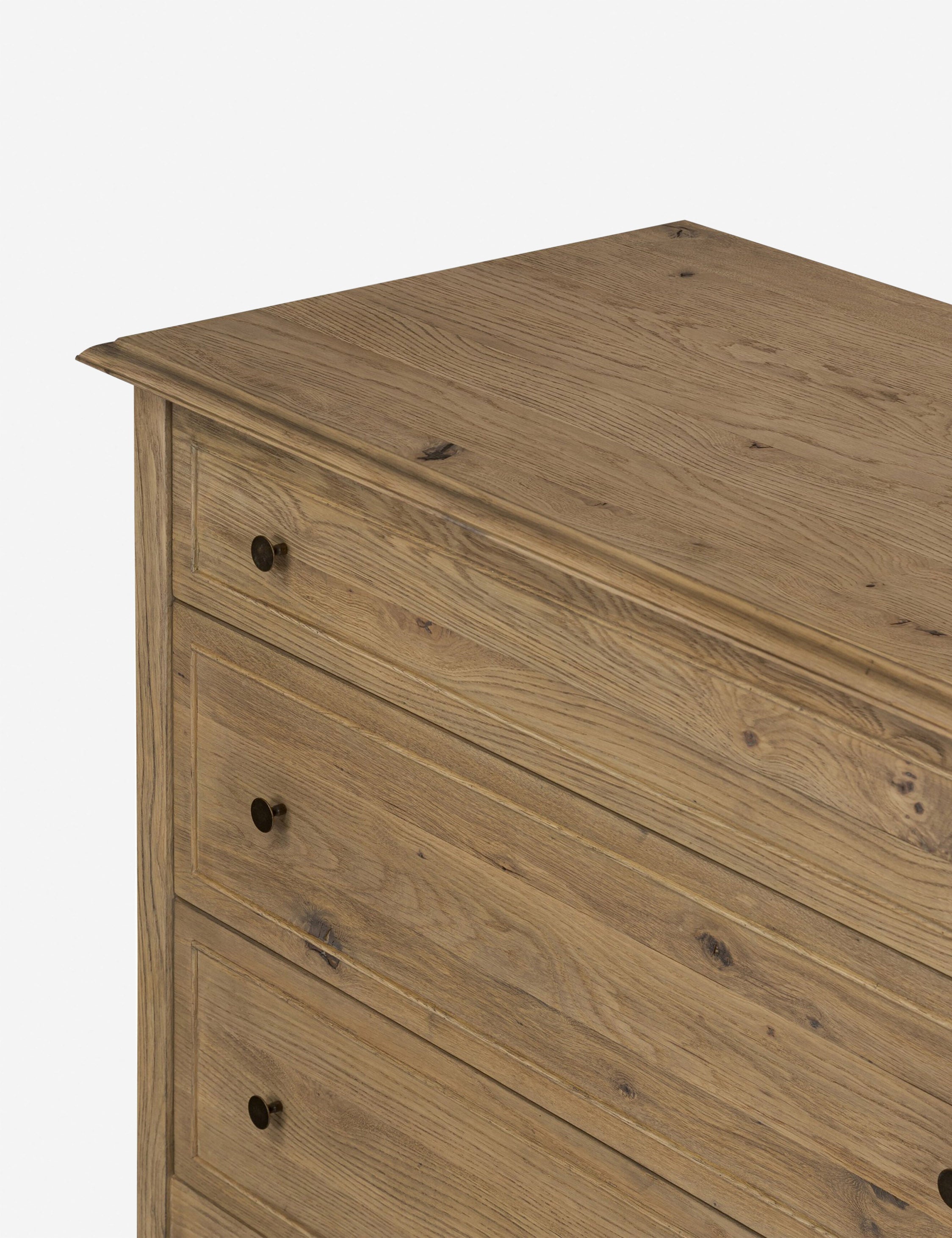 Commode - Le chêne fumé et les lignes épurées confèrent à cette commode un aspect raffiné et la chaleur naturelle du grain du bois