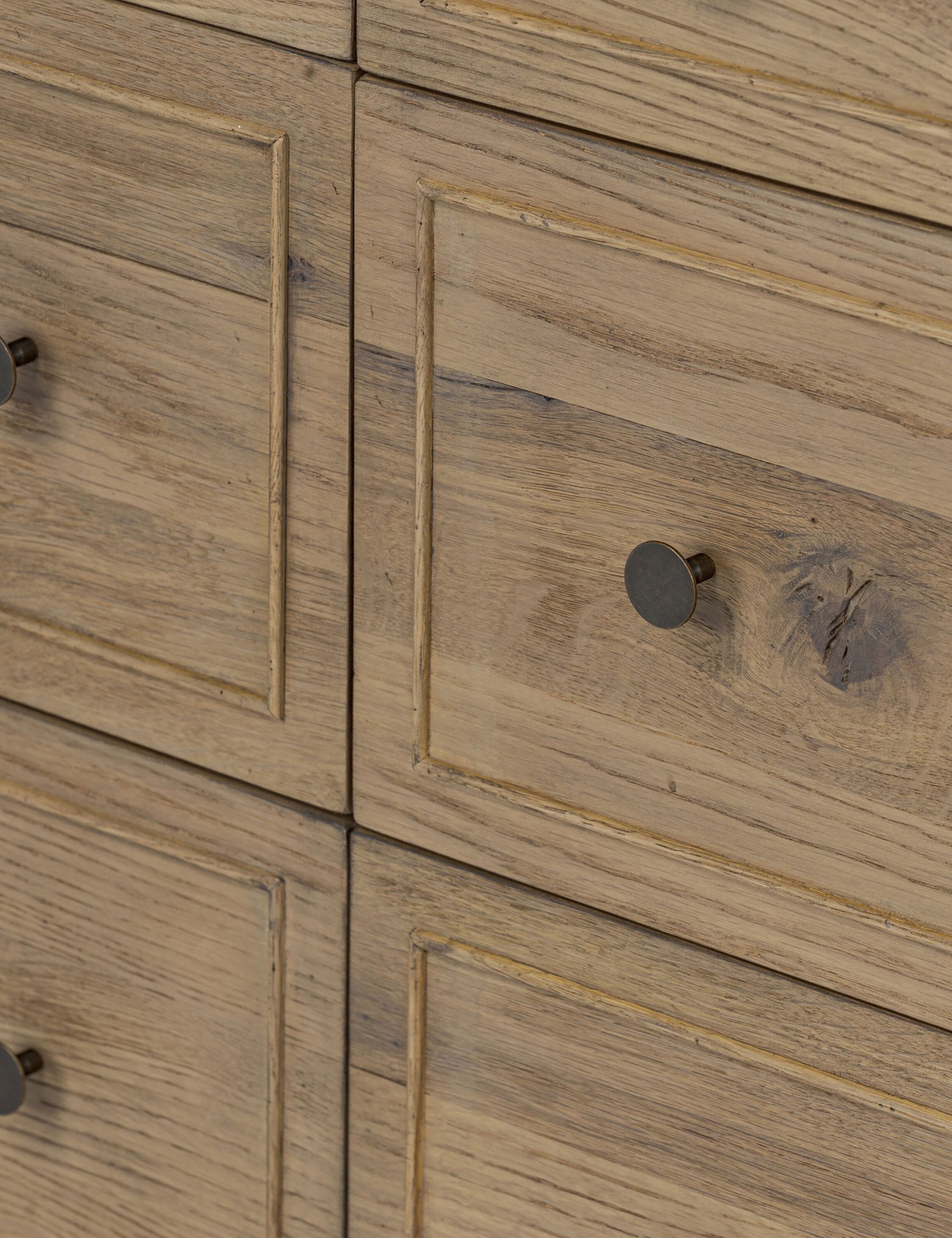 Commode - Le chêne fumé et les lignes épurées confèrent à cette commode un aspect raffiné et la chaleur naturelle du grain du bois