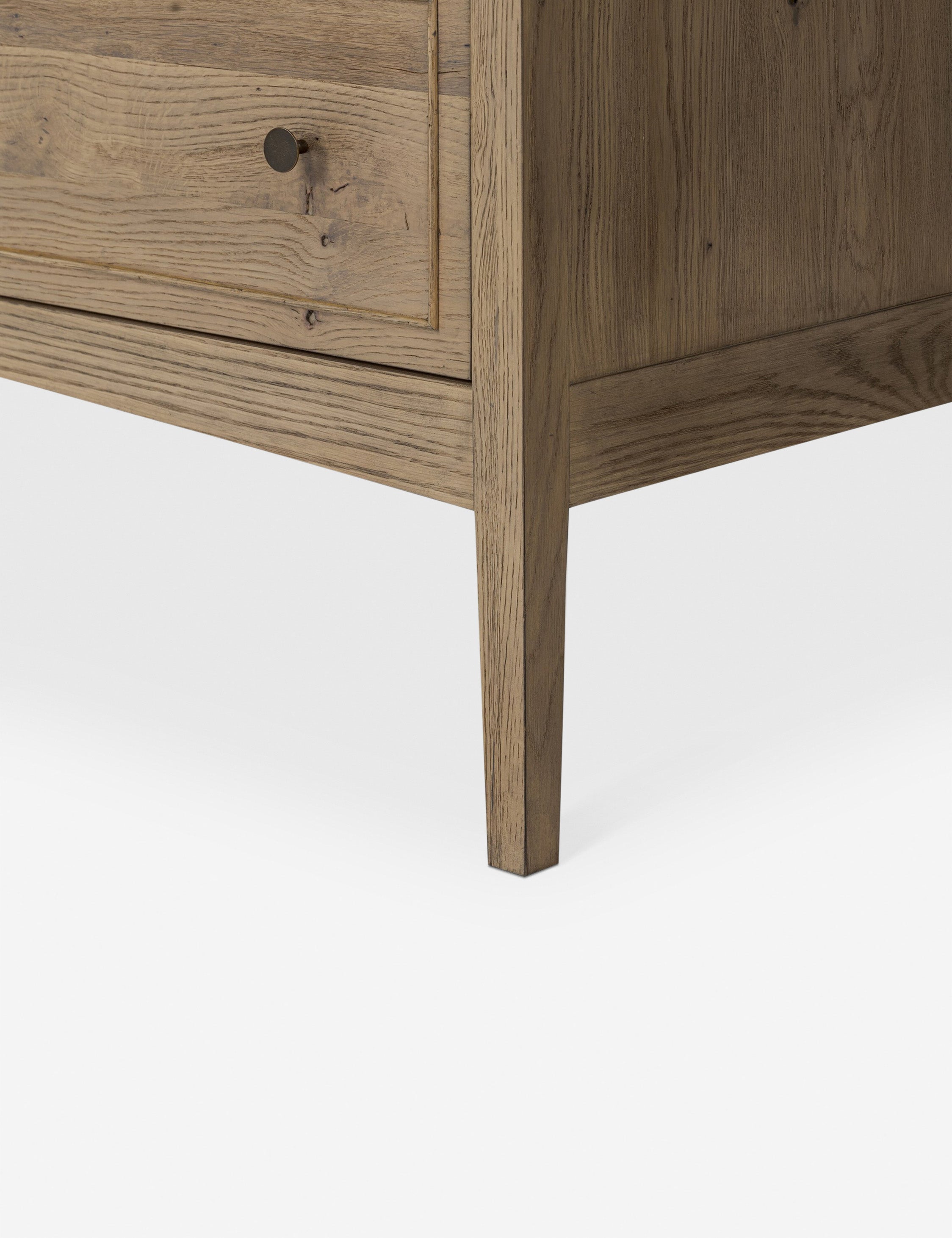 Commode - Le chêne fumé et les lignes épurées confèrent à cette commode un aspect raffiné et la chaleur naturelle du grain du bois