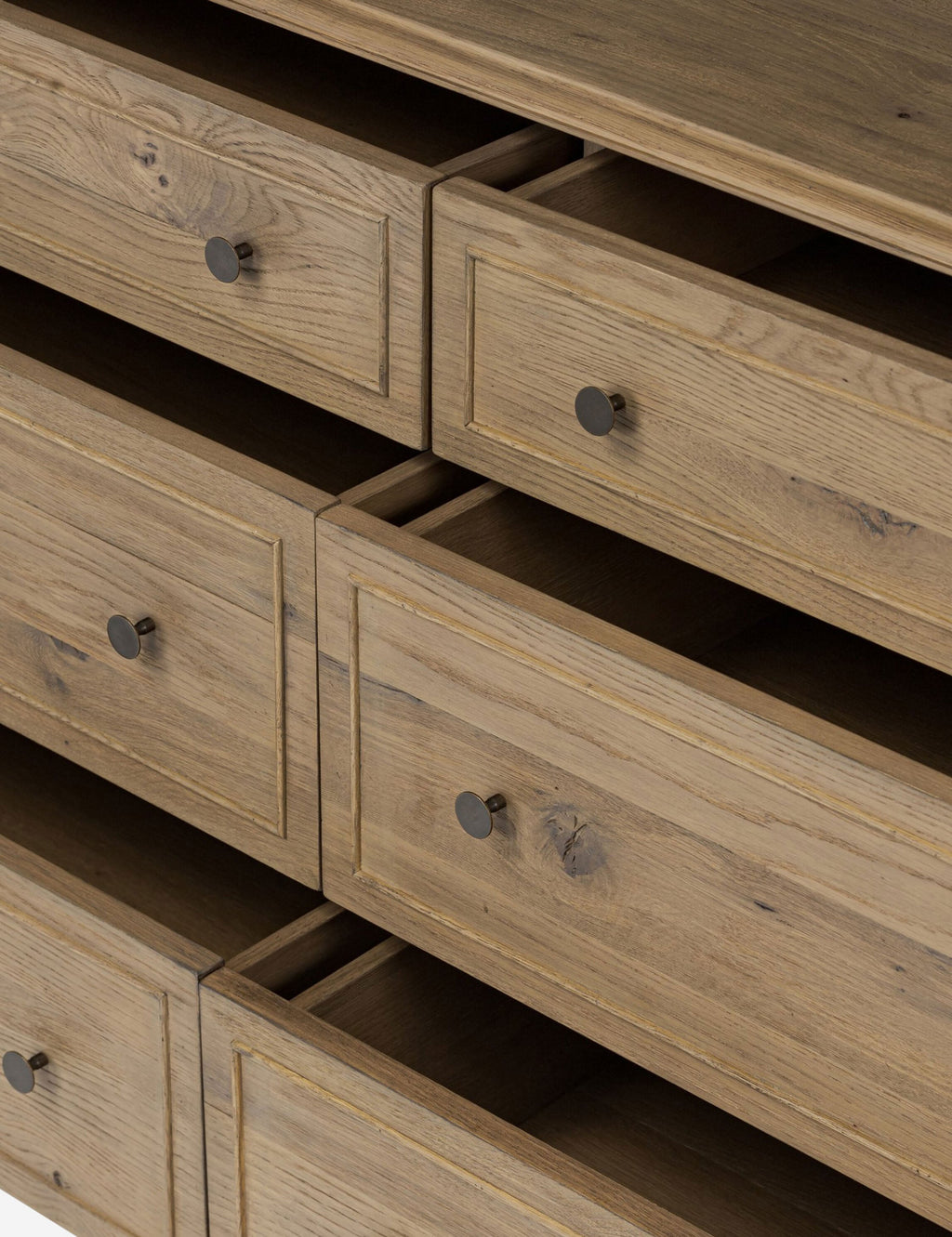 Commode - Le chêne fumé et les lignes épurées confèrent à cette commode un aspect raffiné et la chaleur naturelle du grain du bois