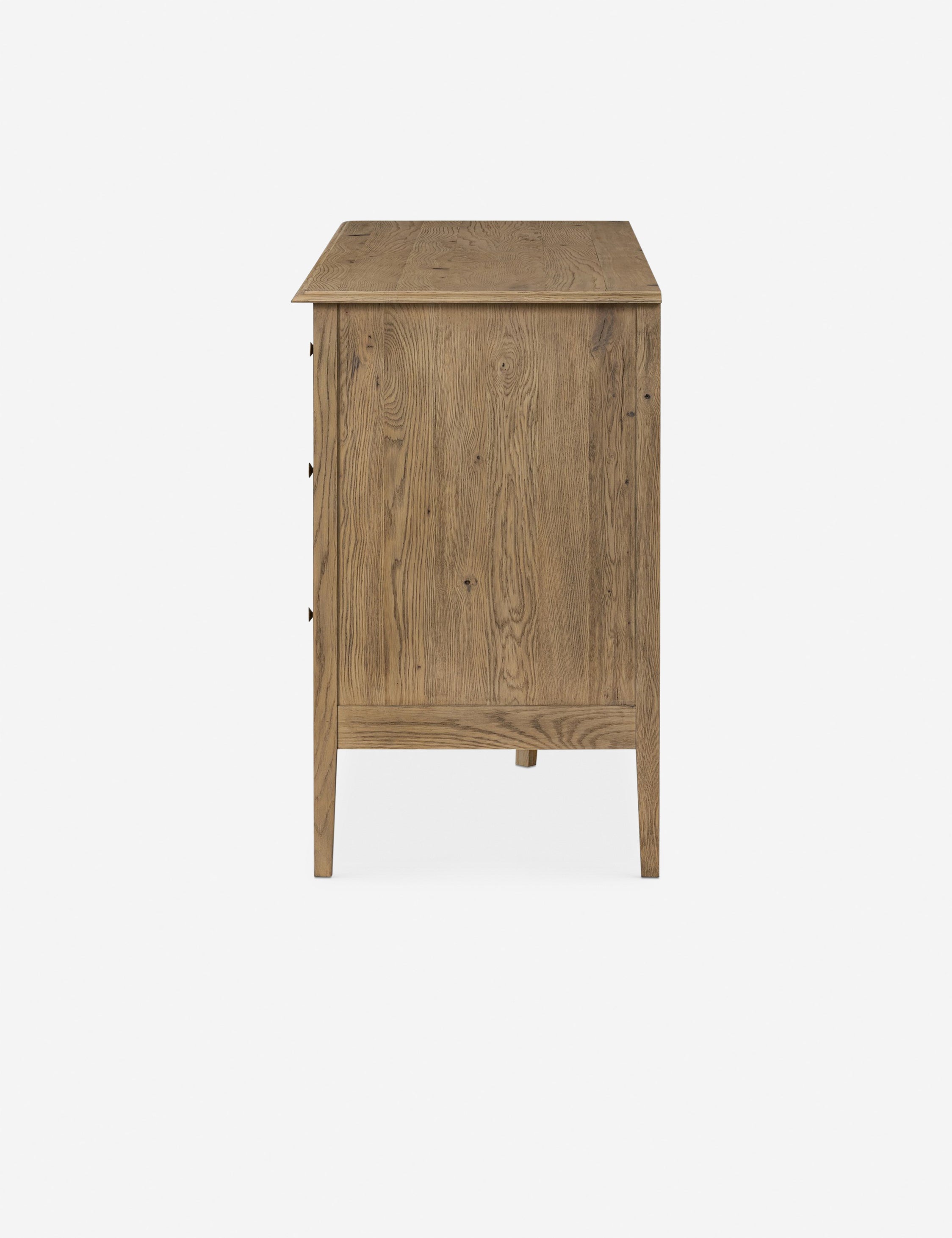 Commode - Le chêne fumé et les lignes épurées confèrent à cette commode un aspect raffiné et la chaleur naturelle du grain du bois