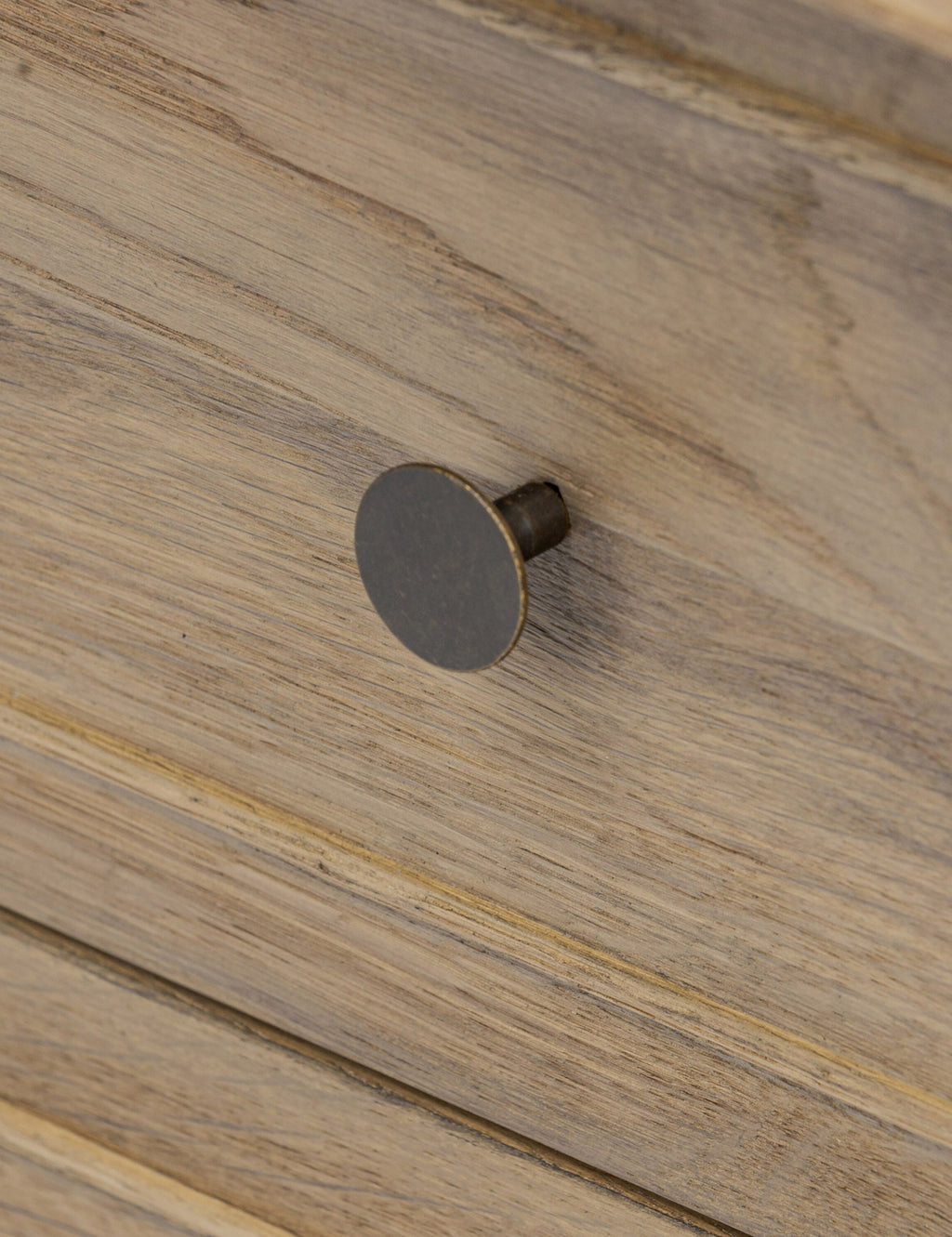 Table de chevet - Le chêne fumé et les lignes sur mesure confèrent à la table de chevet Archdale un look raffiné et la chaleur naturelle du grain du bois.