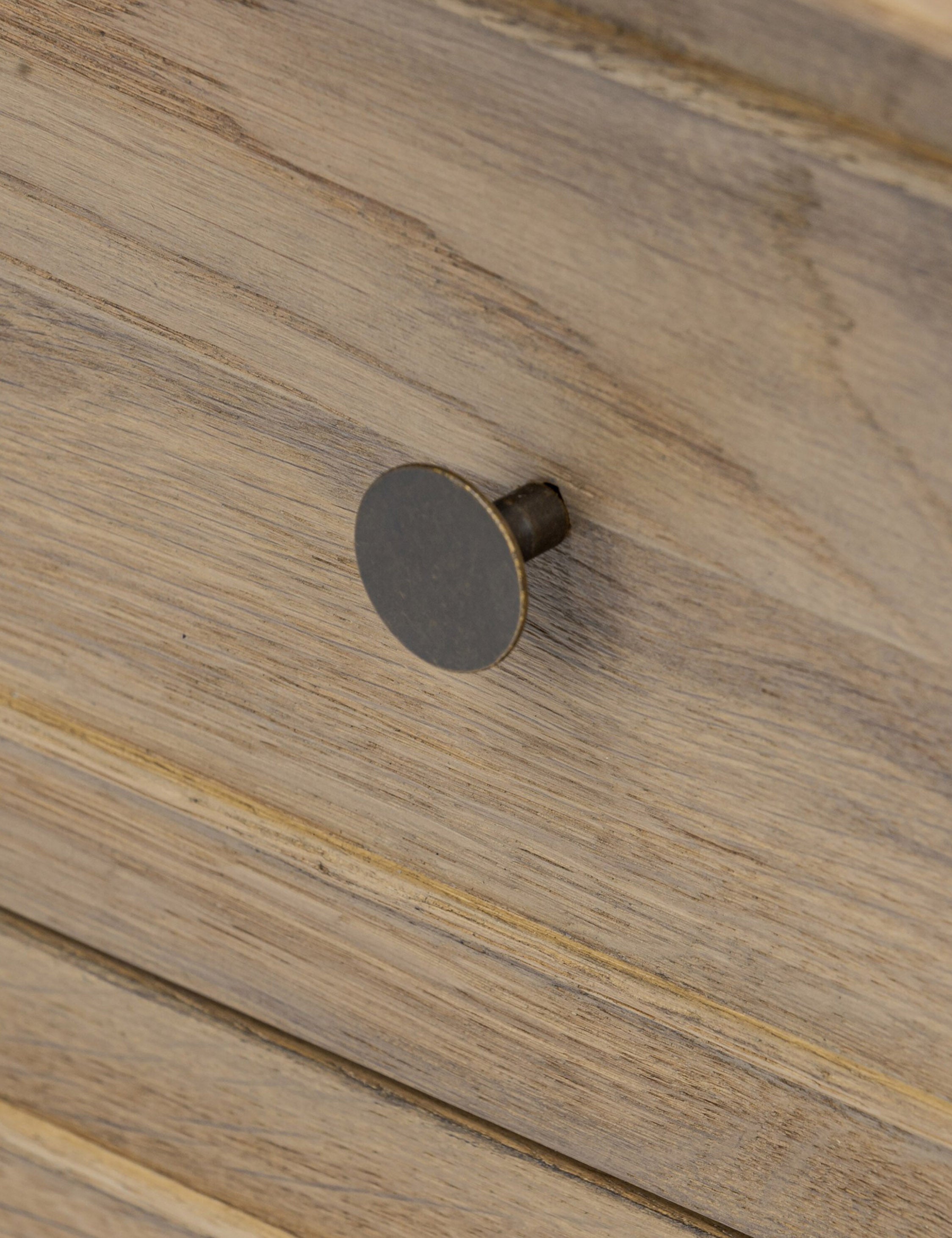 Table de chevet - Le chêne fumé et les lignes sur mesure confèrent à la table de chevet Archdale un look raffiné et la chaleur naturelle du grain du bois.