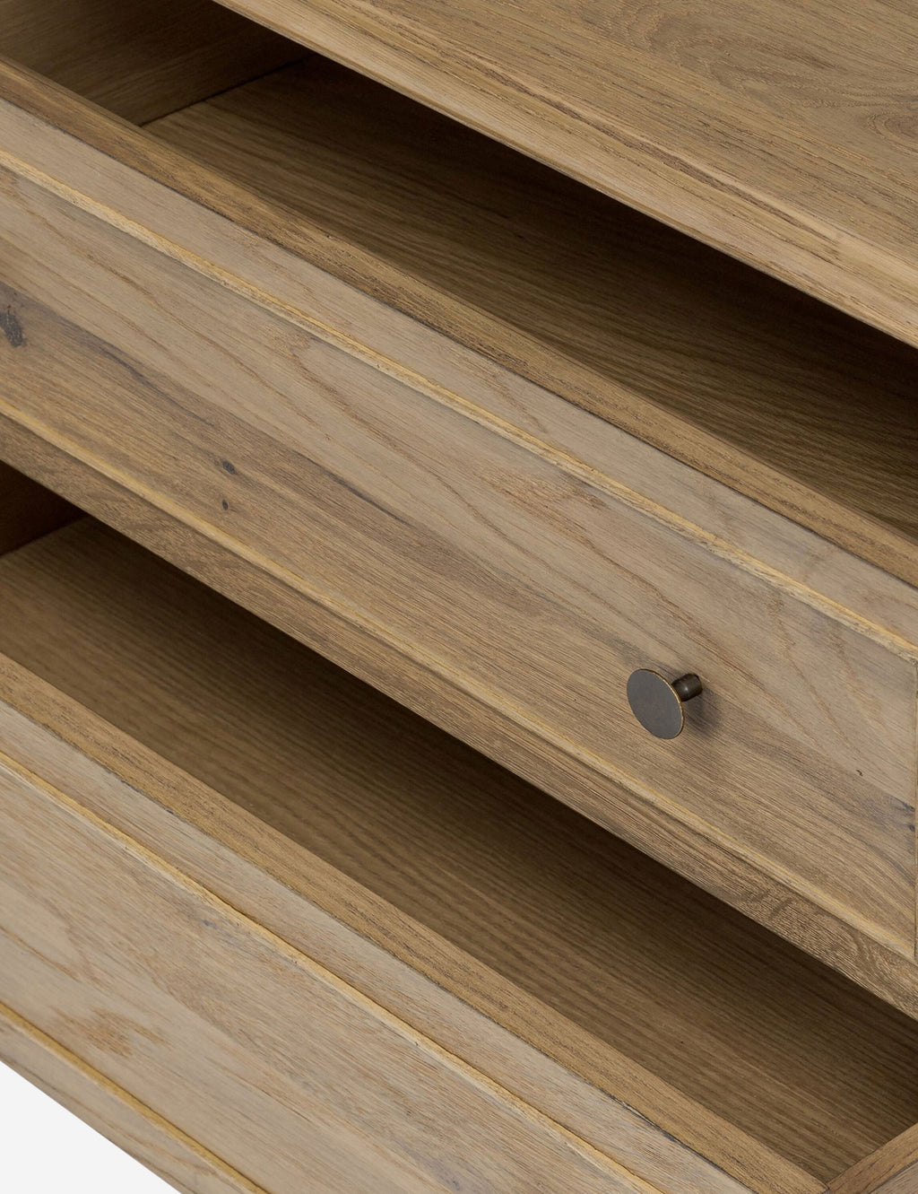 Table de chevet - Le chêne fumé et les lignes sur mesure confèrent à la table de chevet Archdale un look raffiné et la chaleur naturelle du grain du bois.