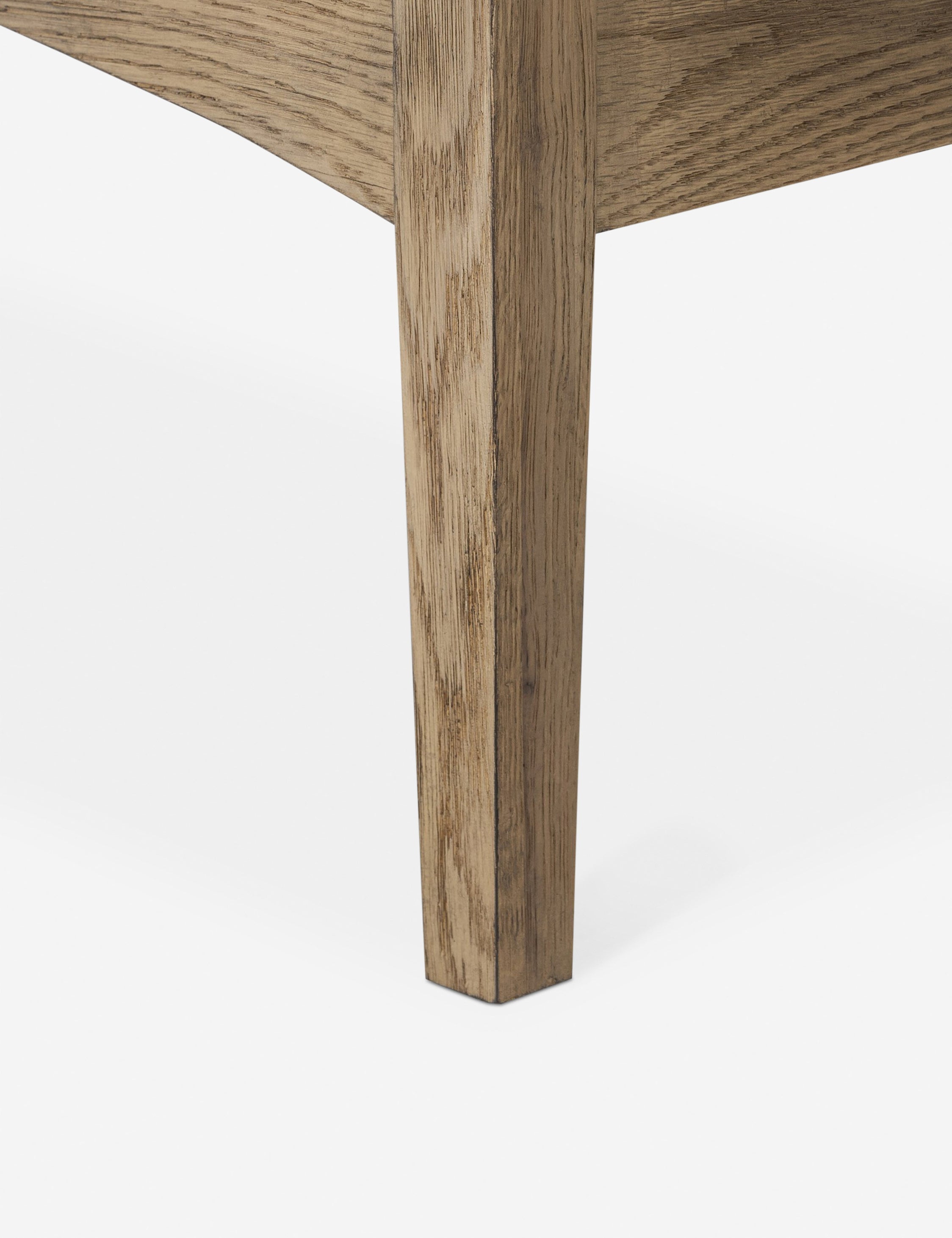 Table de chevet - Le chêne fumé et les lignes sur mesure confèrent à la table de chevet Archdale un look raffiné et la chaleur naturelle du grain du bois.