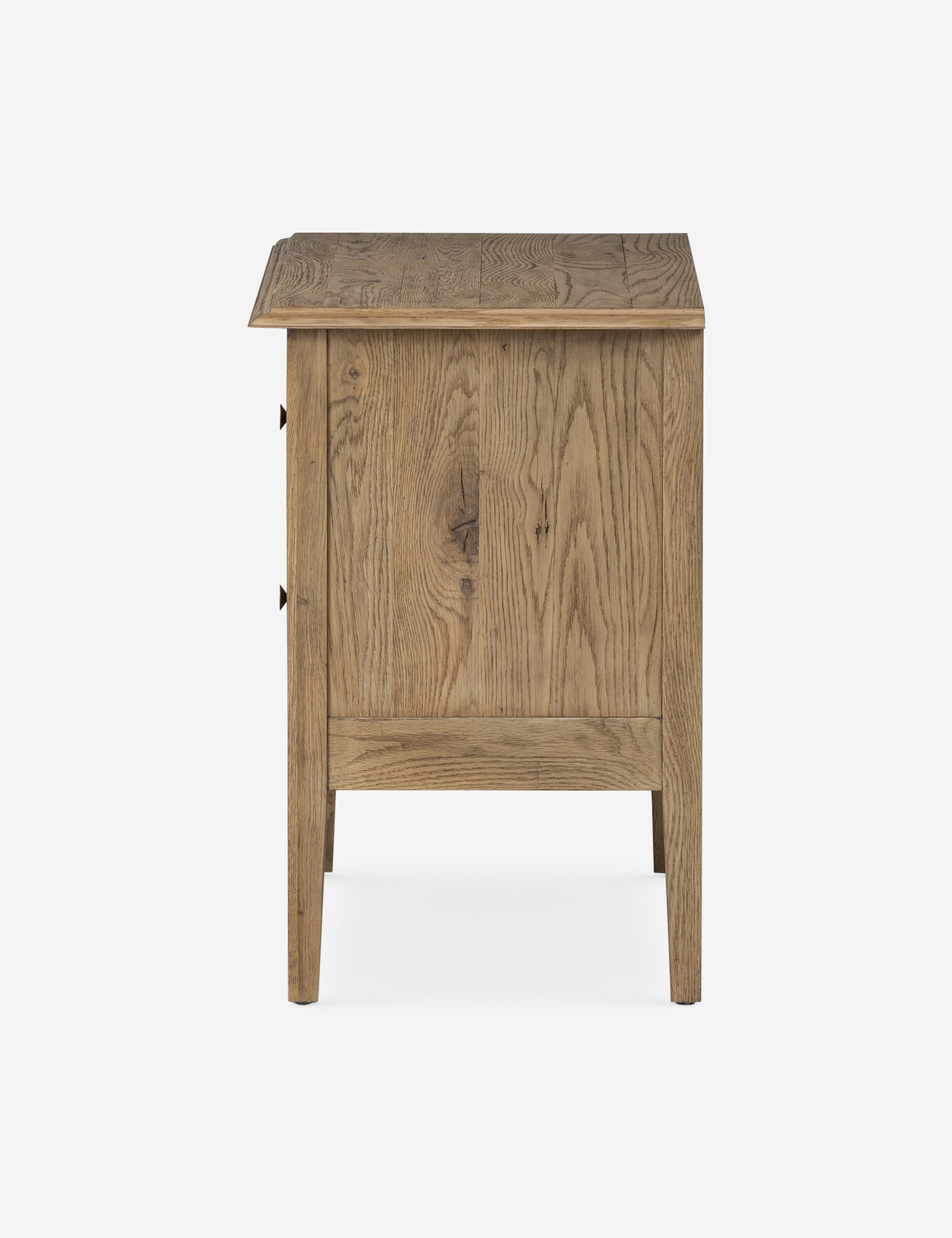 Table de chevet - Le chêne fumé et les lignes sur mesure confèrent à la table de chevet Archdale un look raffiné et la chaleur naturelle du grain du bois.