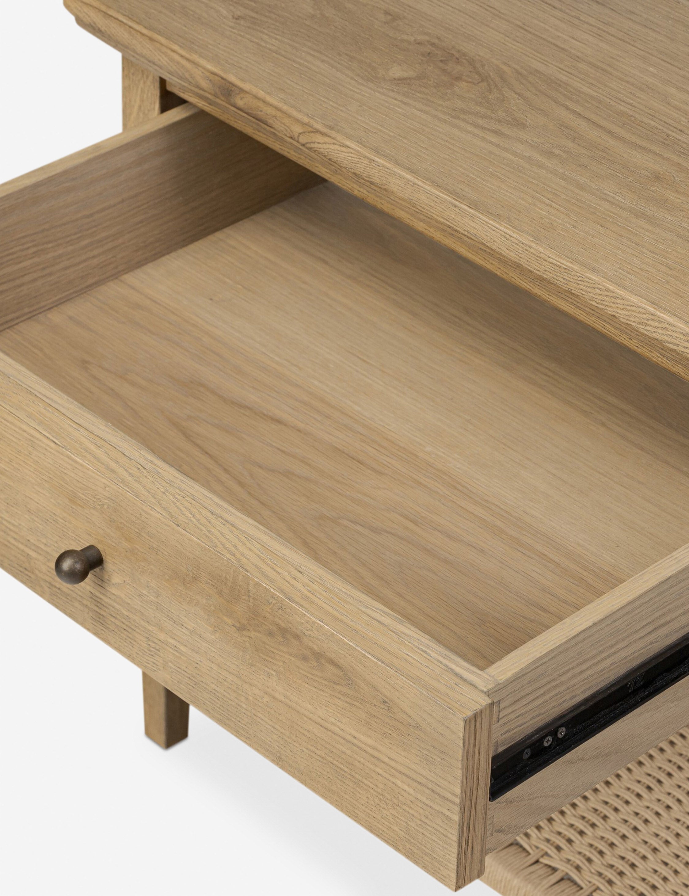 Table de chevet - apporte son savoir-faire exceptionnel à une collection intemporelle enracinée dans