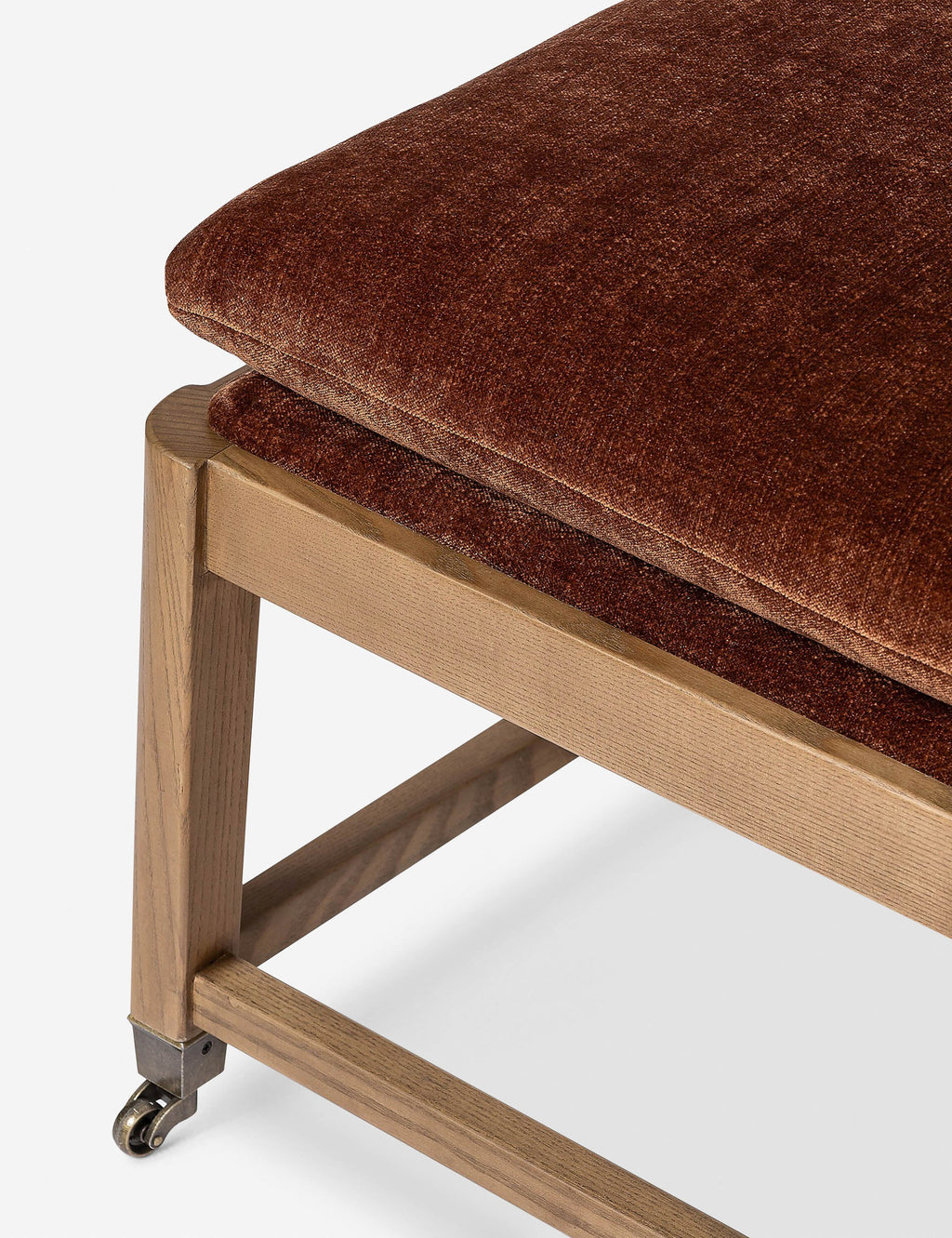 Banc - Ce banc présente un design rétro, ses six pieds étant munis de roulettes en laiton.