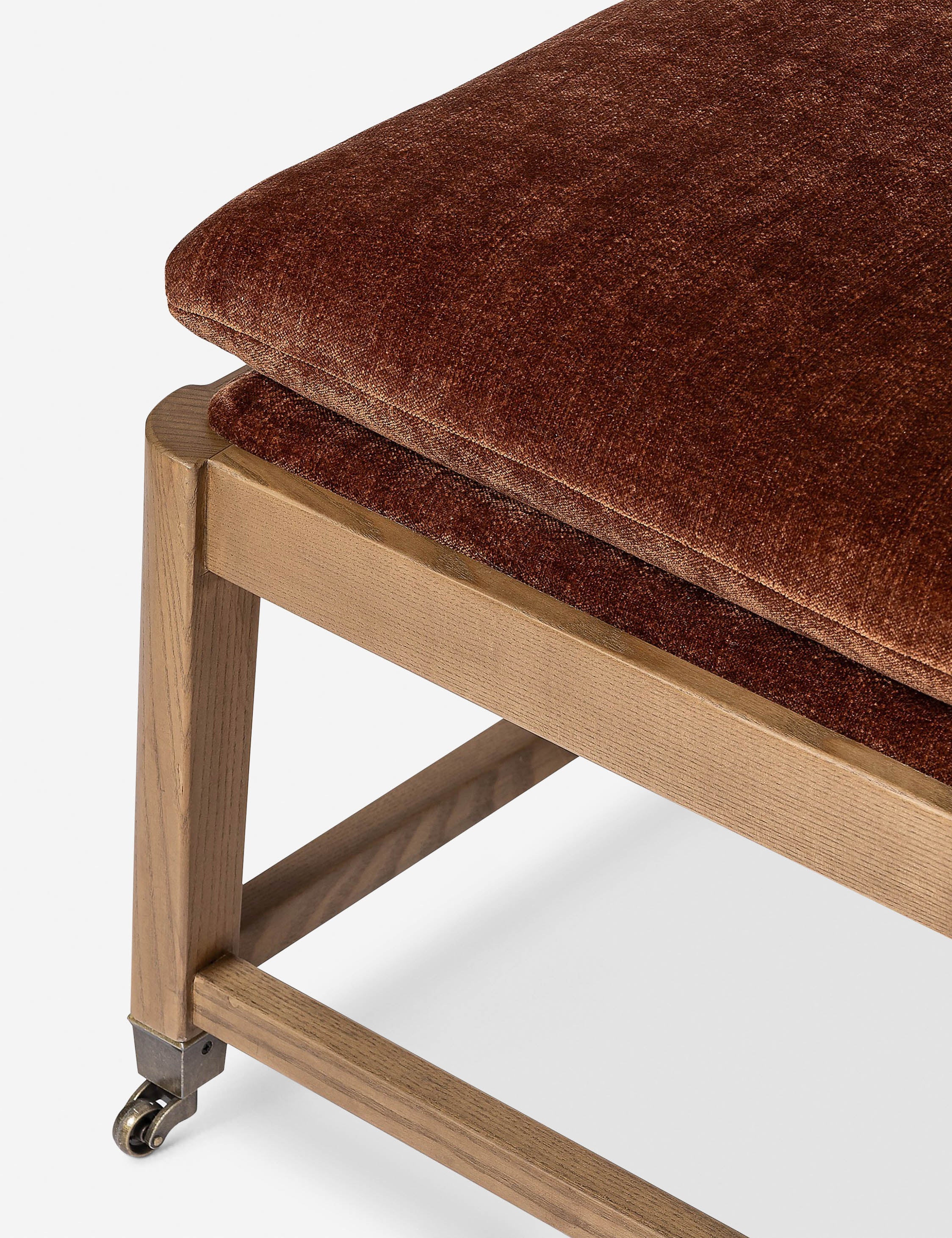 Banc - Ce banc présente un design rétro, ses six pieds étant munis de roulettes en laiton.