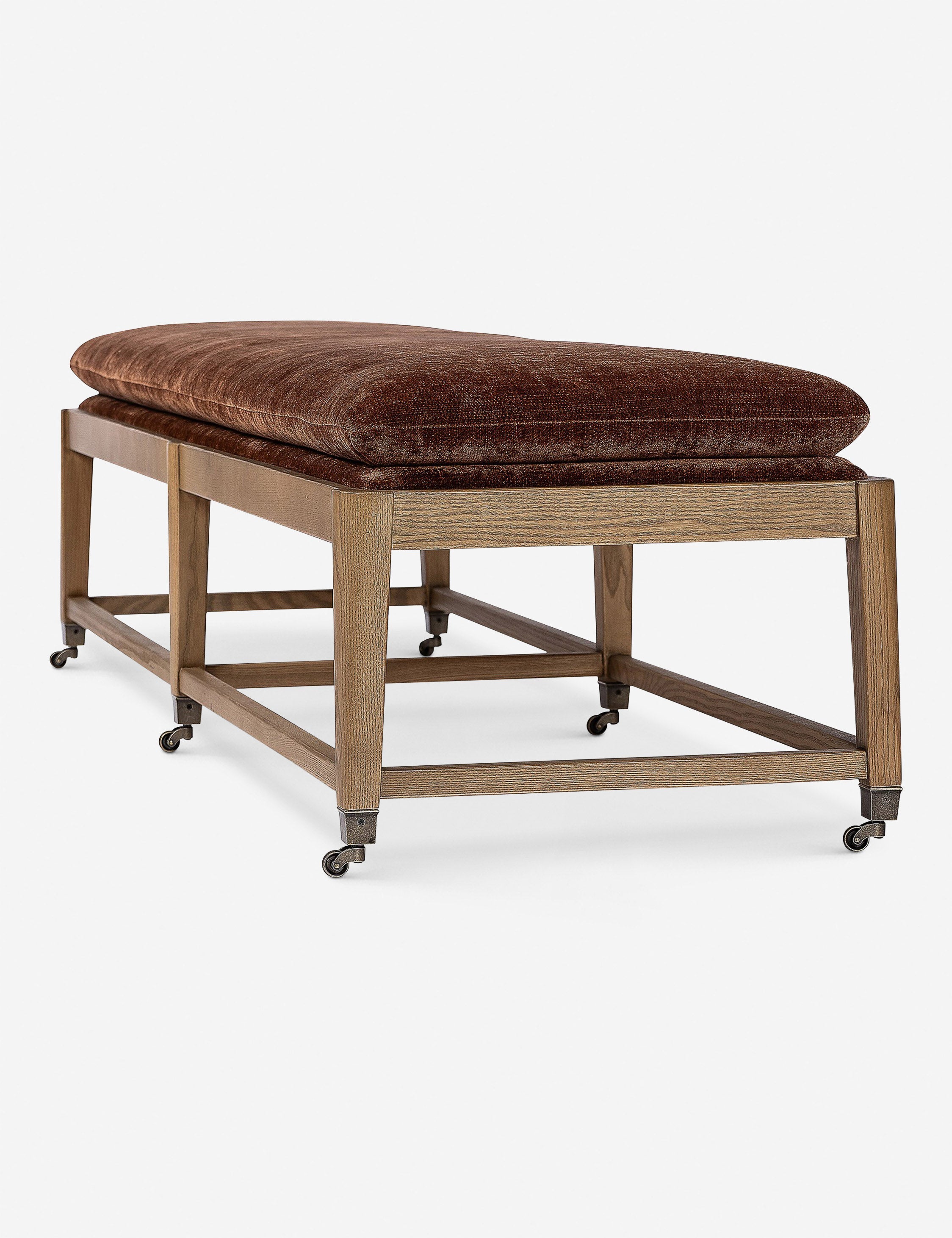 Banc - Ce banc présente un design rétro, ses six pieds étant munis de roulettes en laiton.