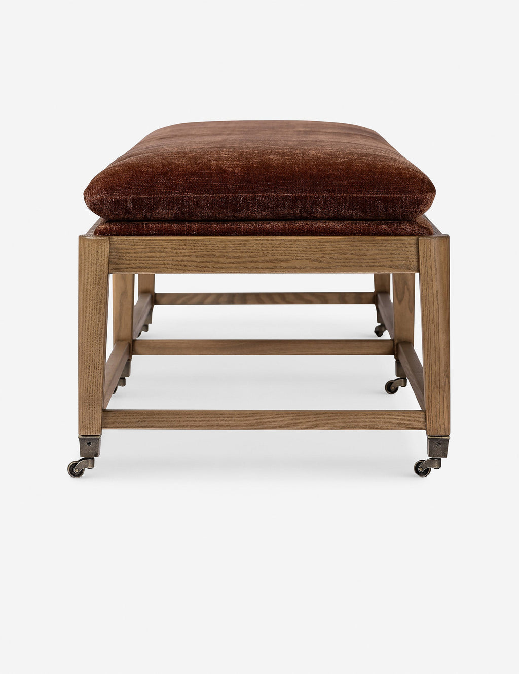 Banc - Ce banc présente un design rétro, ses six pieds étant munis de roulettes en laiton.