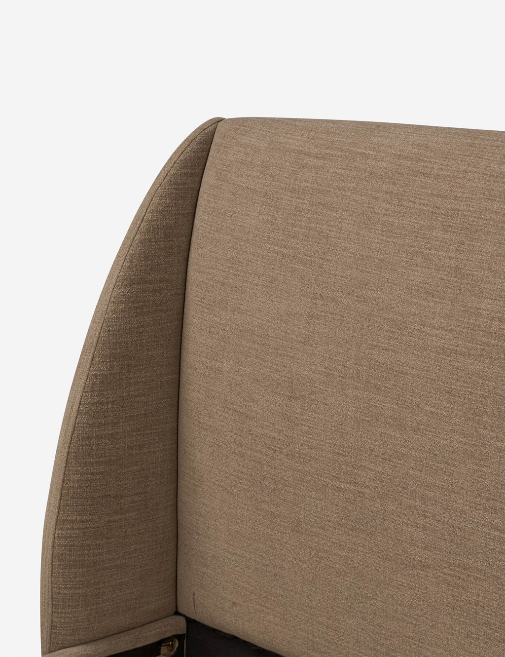 Lit plateforme - Le lit Bacote vous enveloppe dans le luxe discret de sa silhouette à oreilles.