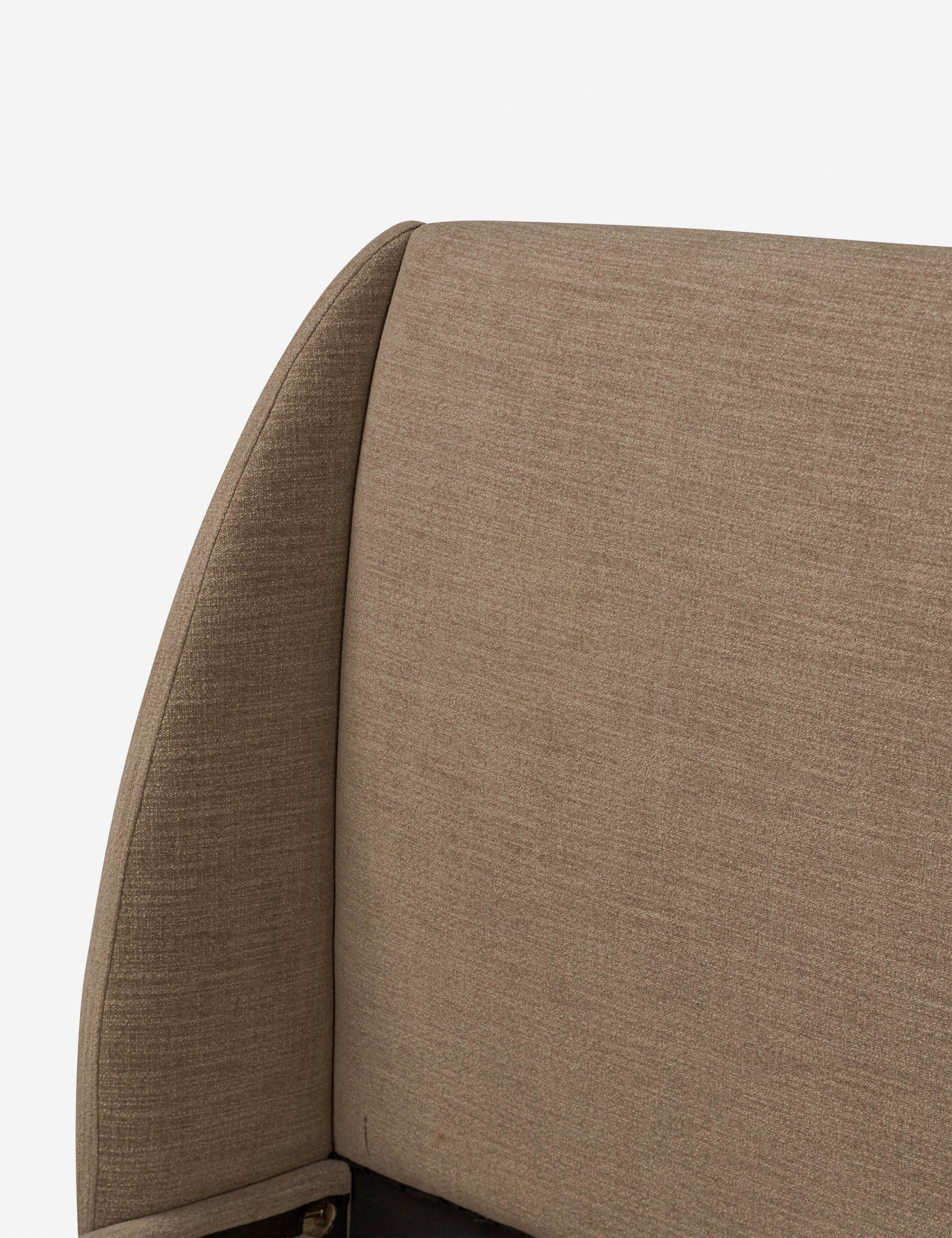 Lit plateforme - Le lit Bacote vous enveloppe dans le luxe discret de sa silhouette à oreilles.
