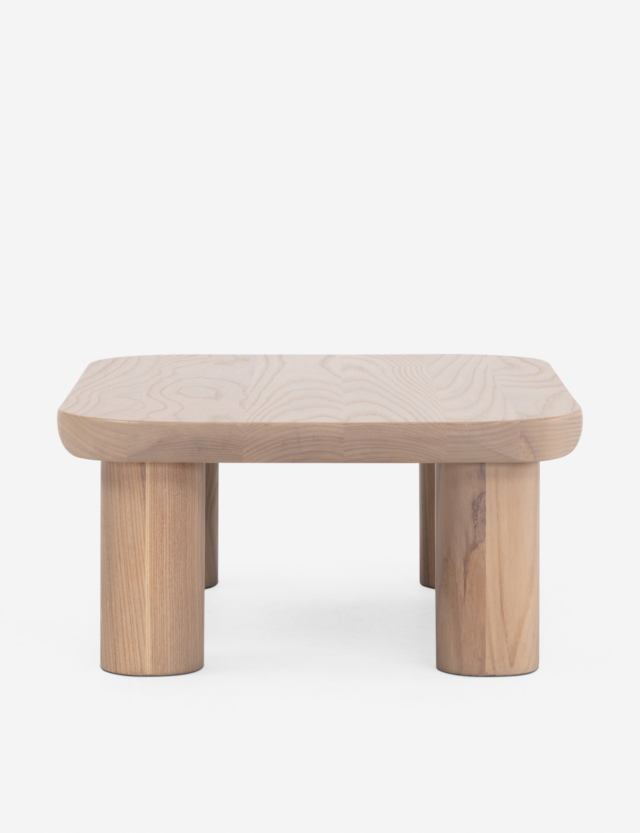 Table de chevet - Un studio de design de mobilier cherche à créer des espaces ouverts et naturels avec sa ligne de mobilier minimaliste
